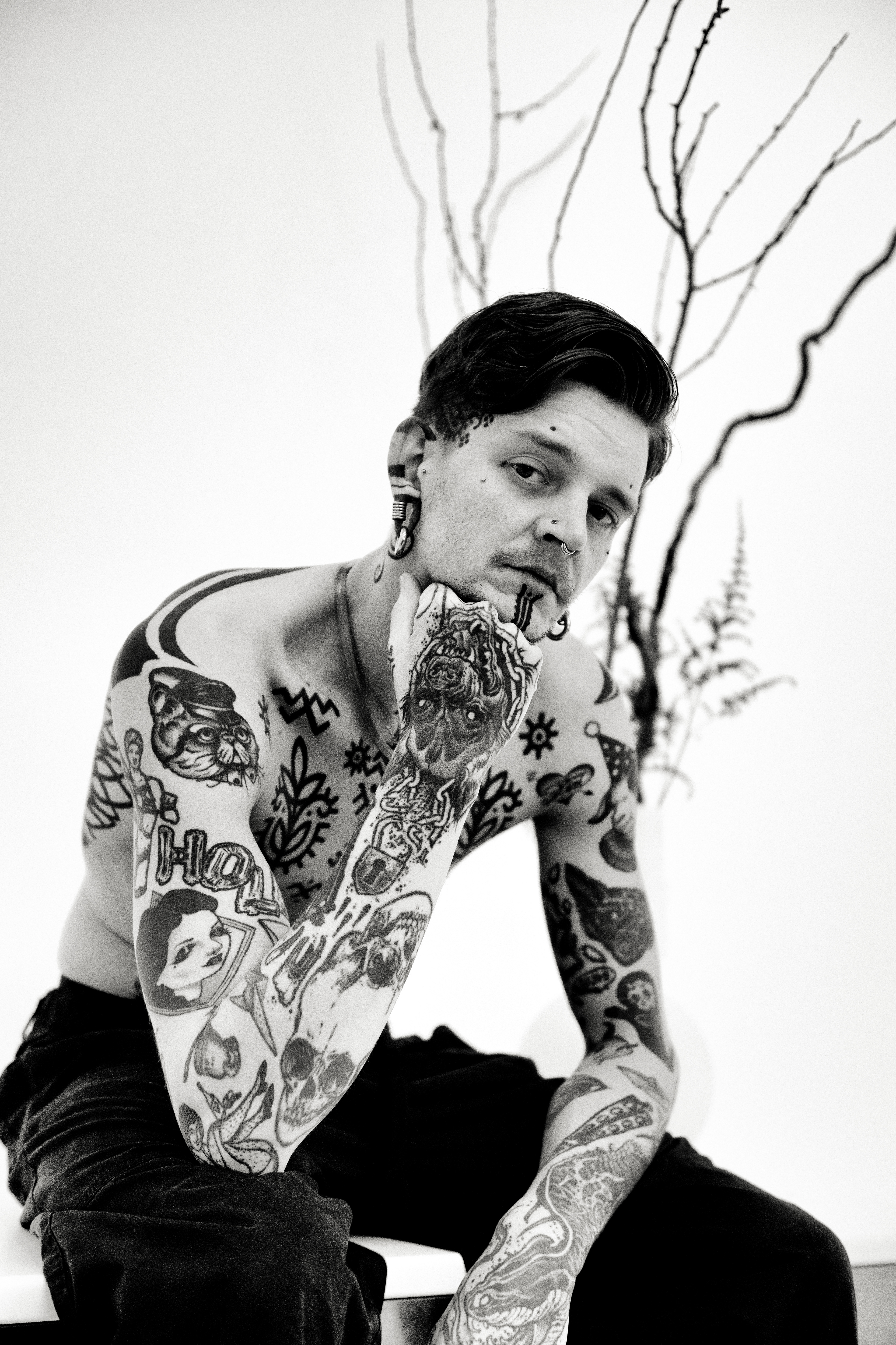 Nick 3XL – Tattoo Artist Nick3XL, is a Dutch tattoo artist whose style, “Patterns from the Universe,” blends Berber and tribal influences with voodoo symbols, crop circles, and spiritual imagery. In 2021, he founded Zeitgeist Kollektiv in Haarlem—a queer-friendly, ritualistic studio focused on calm and connection. Now based in Amsterdam, he works with clients from around the world, creating custom tattoos as meaningful, personal experiences.