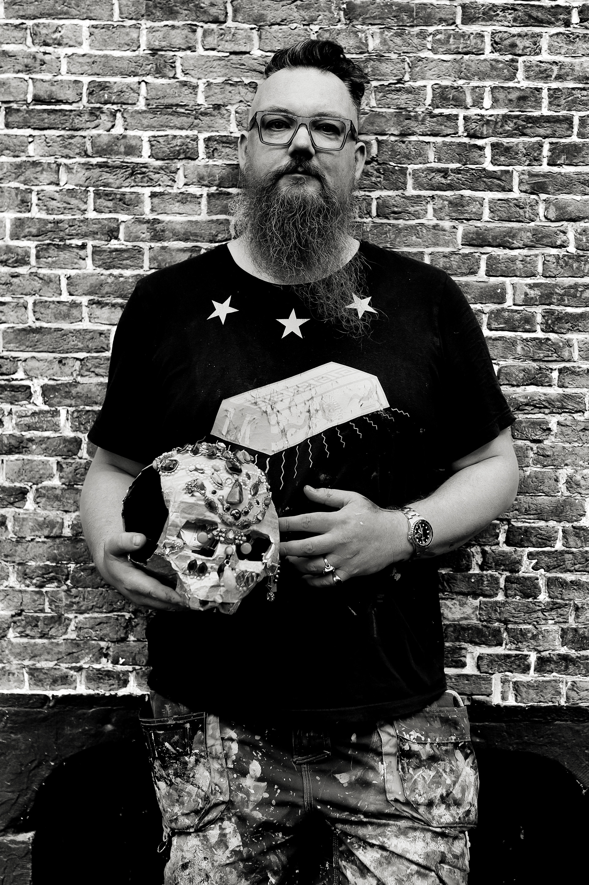 Stefan Kasper – Visual Artist, creates monumental works from paper and cardboard, built through a collage-like process. His visual language is layered, symbolic, and rich in art historical references, often with a touch of humor. The creative process remains visible and is an essential part of the work. Kasper is active in the Haarlem-based artist collective Horizonverticaal, where he has his studio and collaborates with fellow artists.