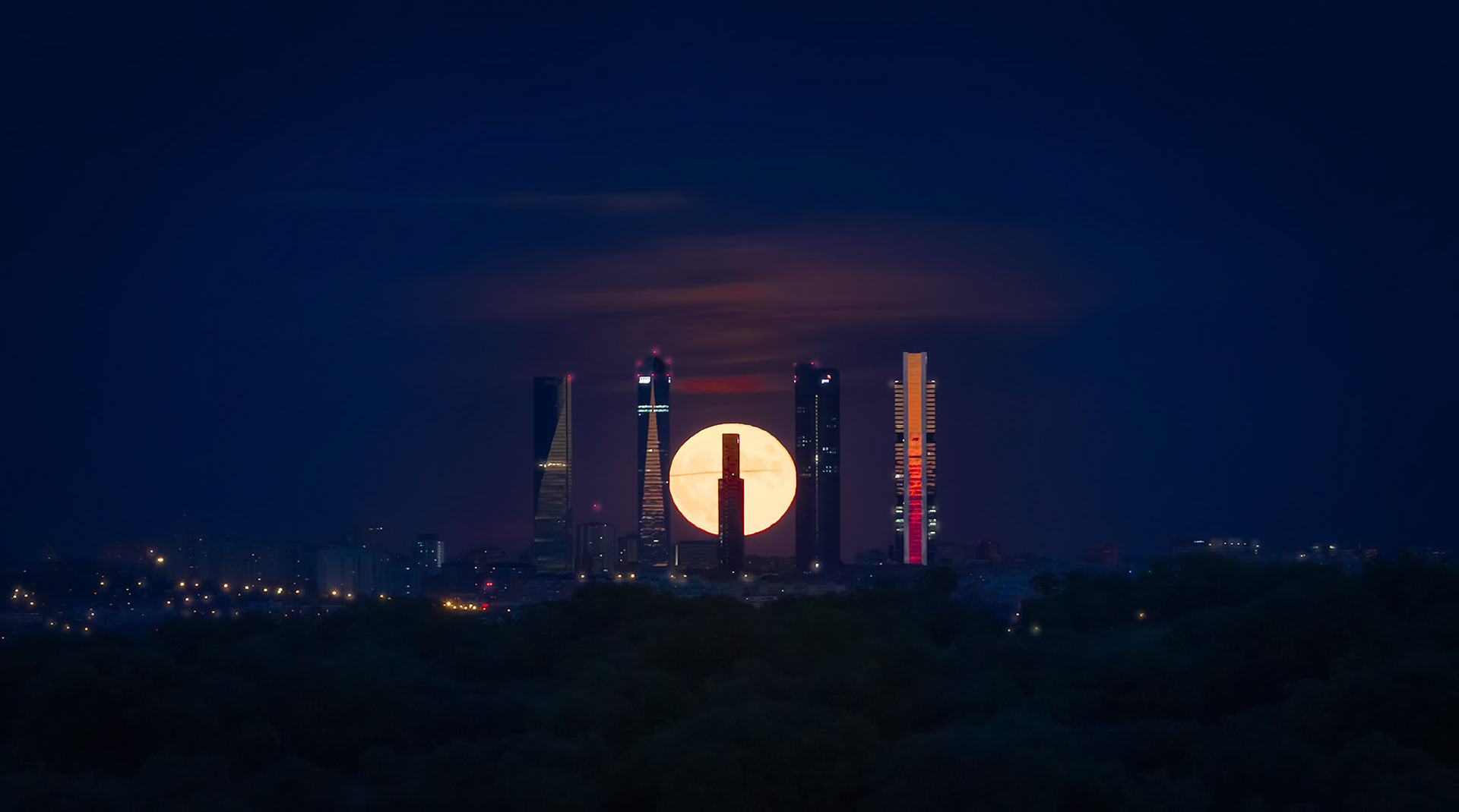 Salida de la Luna y las 5 torres