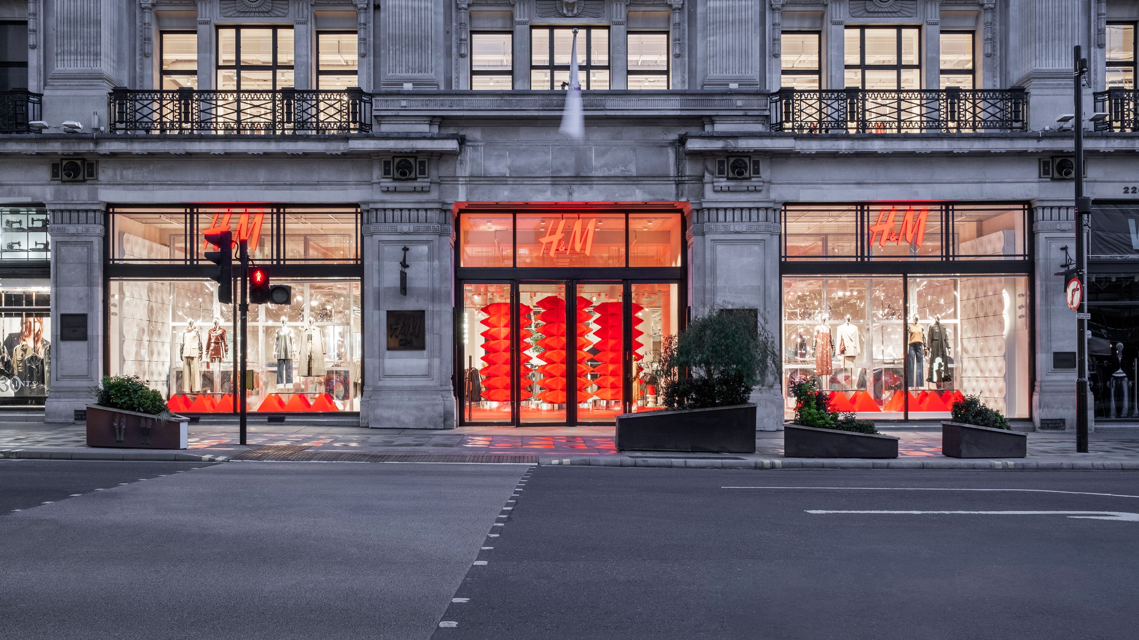 H&M Regent Street. Exterior photograph. Architecture.