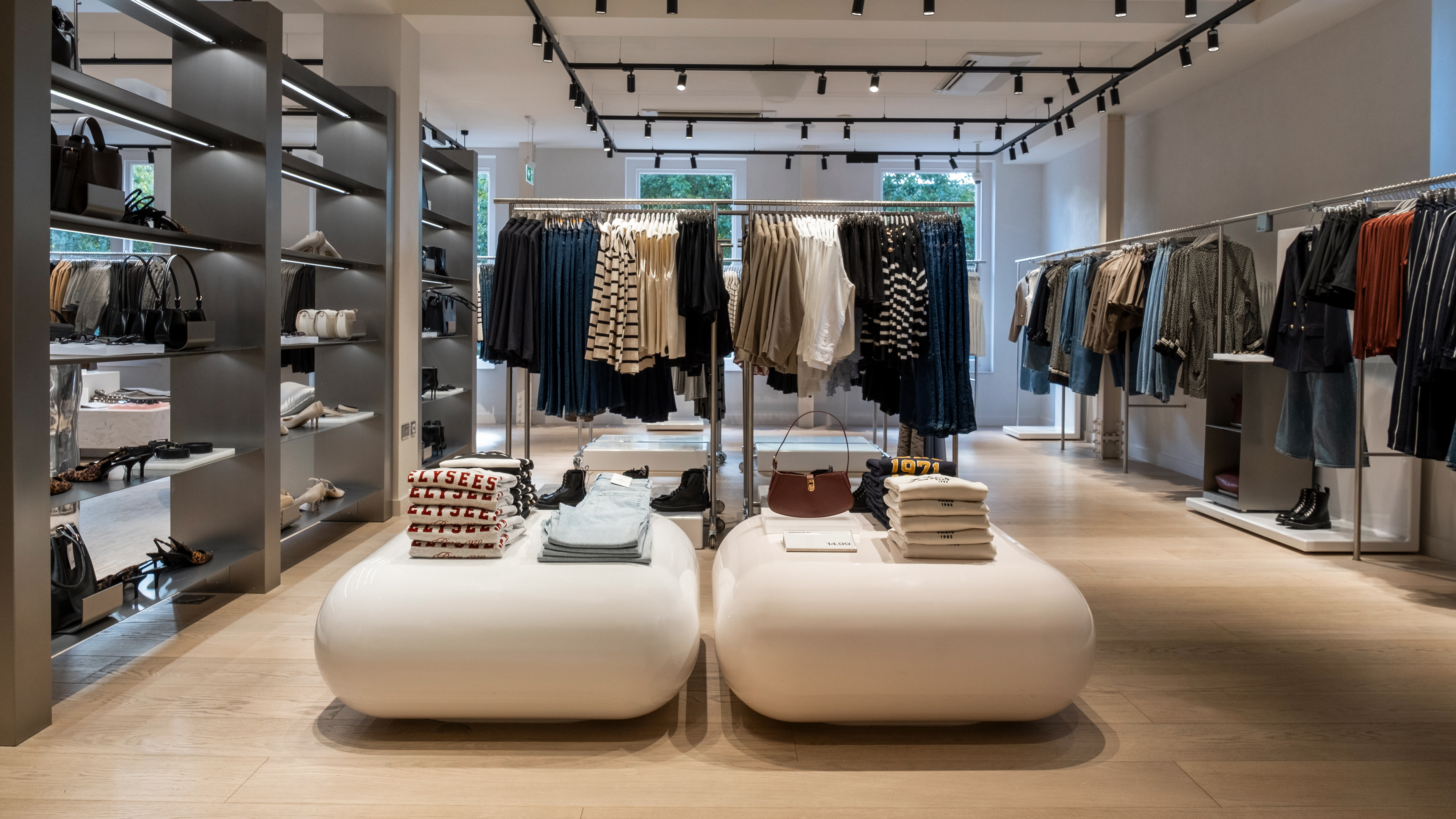 H&M King's Road. Interior photograph. Architecture.
