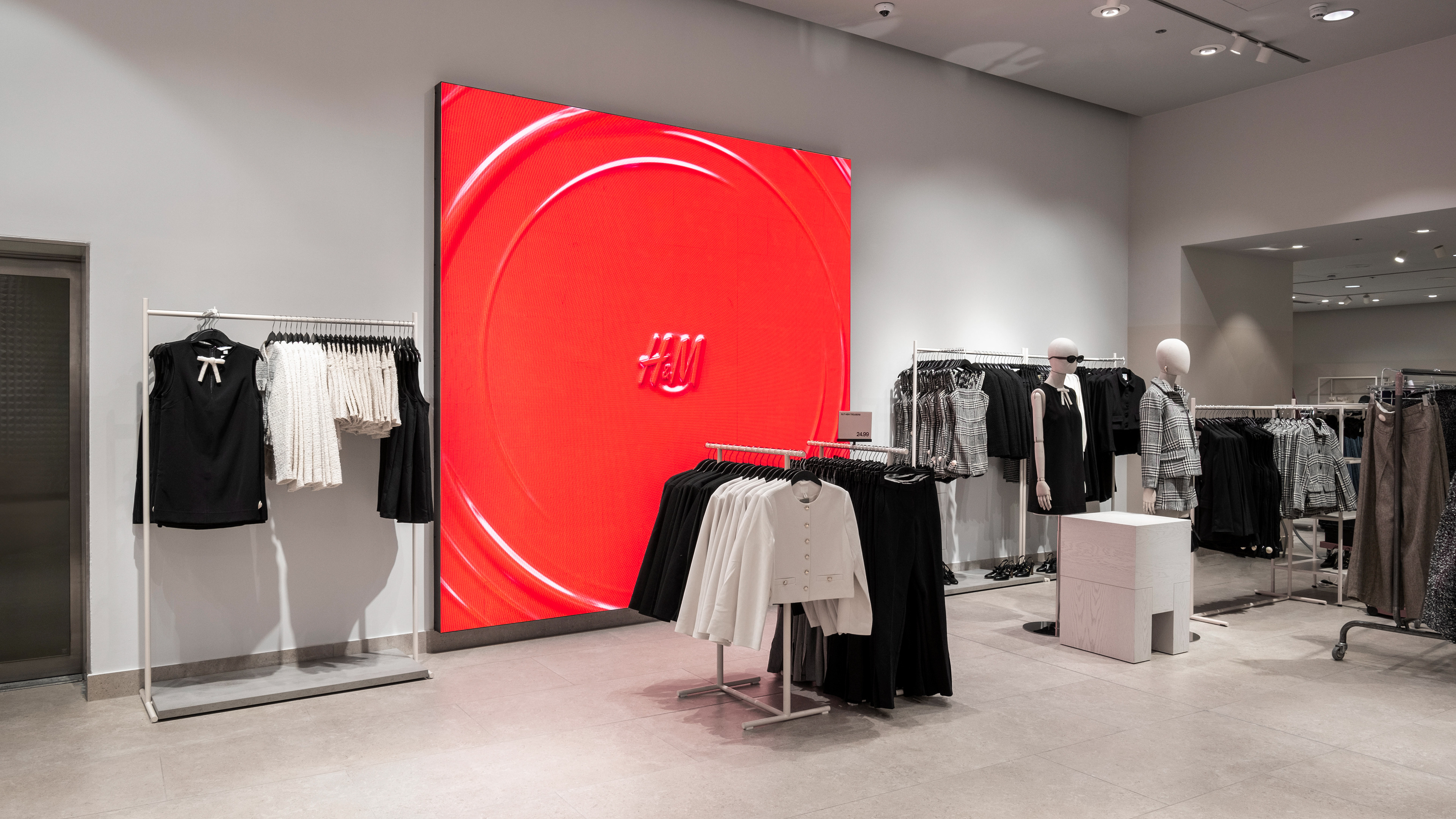 H&M Oxford Circus. Interior photograph. Architecture.