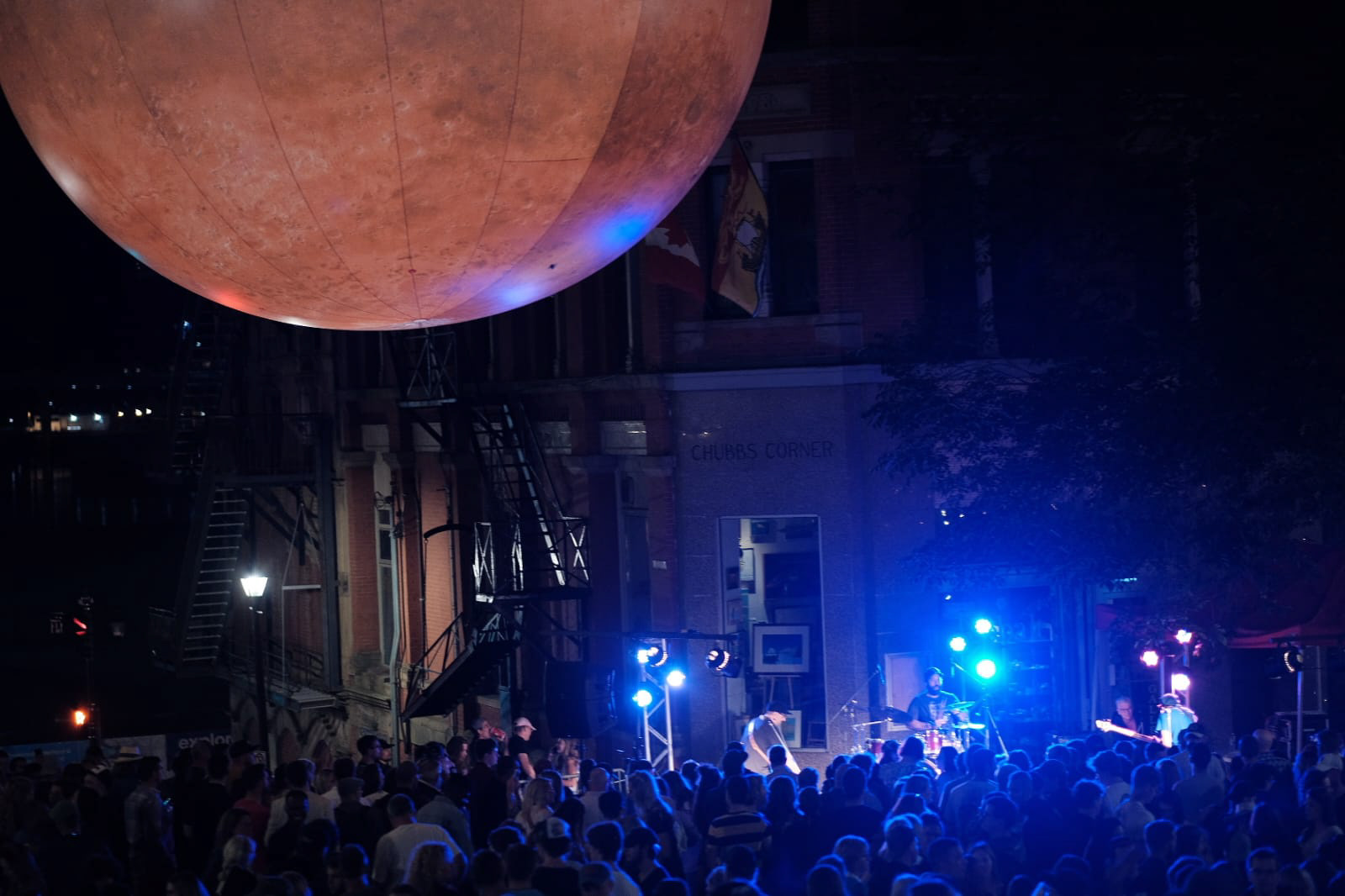 Performances under Mars @Moonlight Bazaar