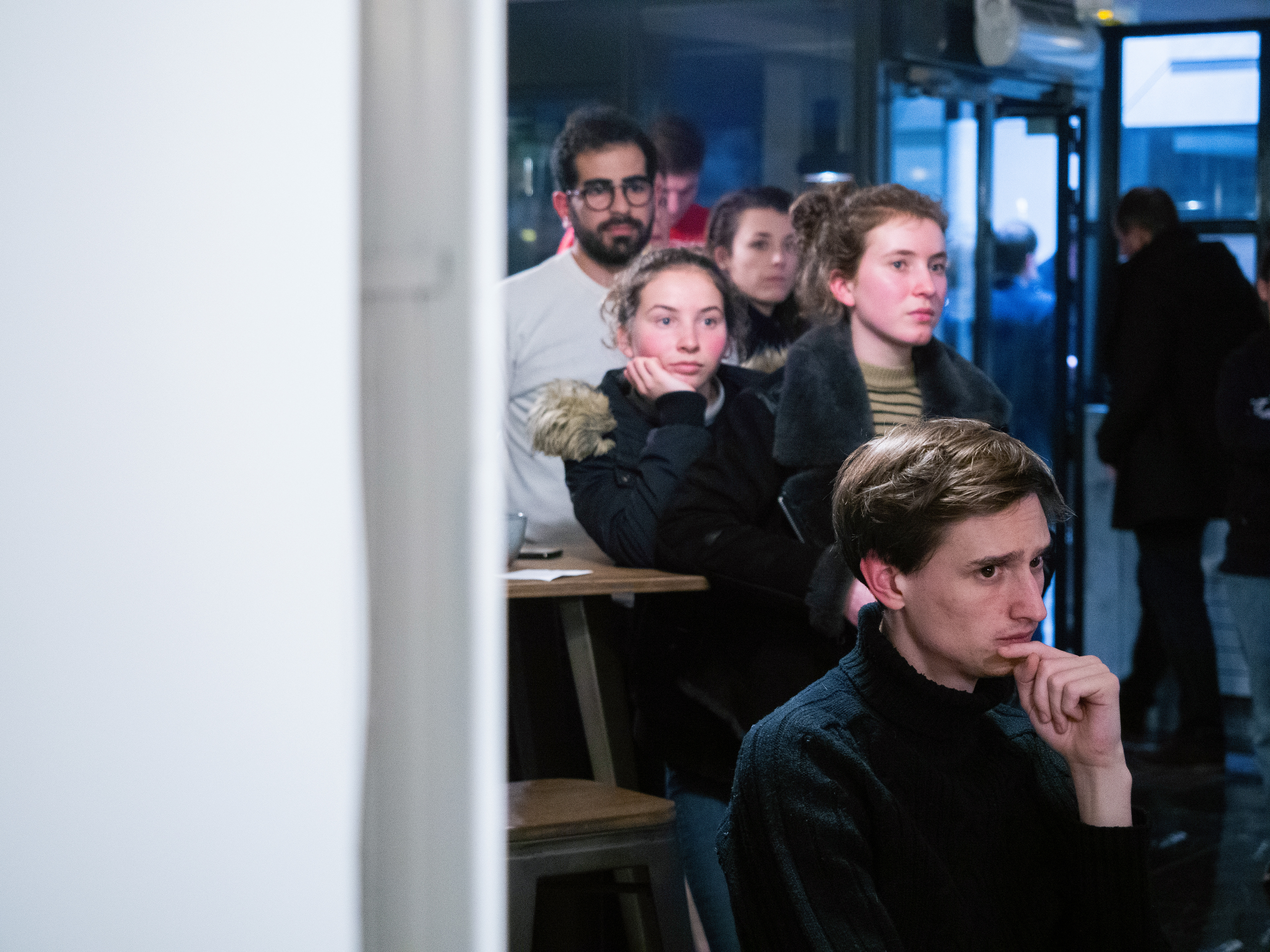 Débat avec les jeunes au "pourquoi pas" nouveau bar à Suresnes