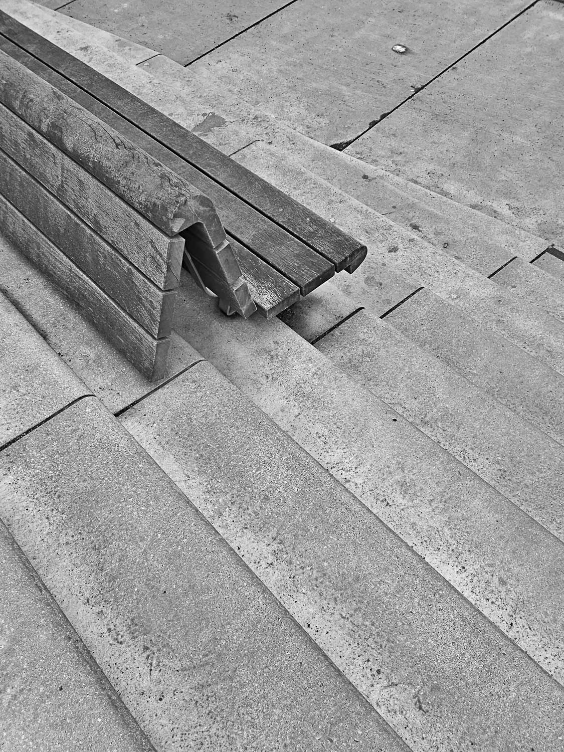Treppe und Bank in der Hamburger Hafencity, Schwarz-Weiß, Urban Photography / Urbane Fotografie von Verena Stürzebecher
