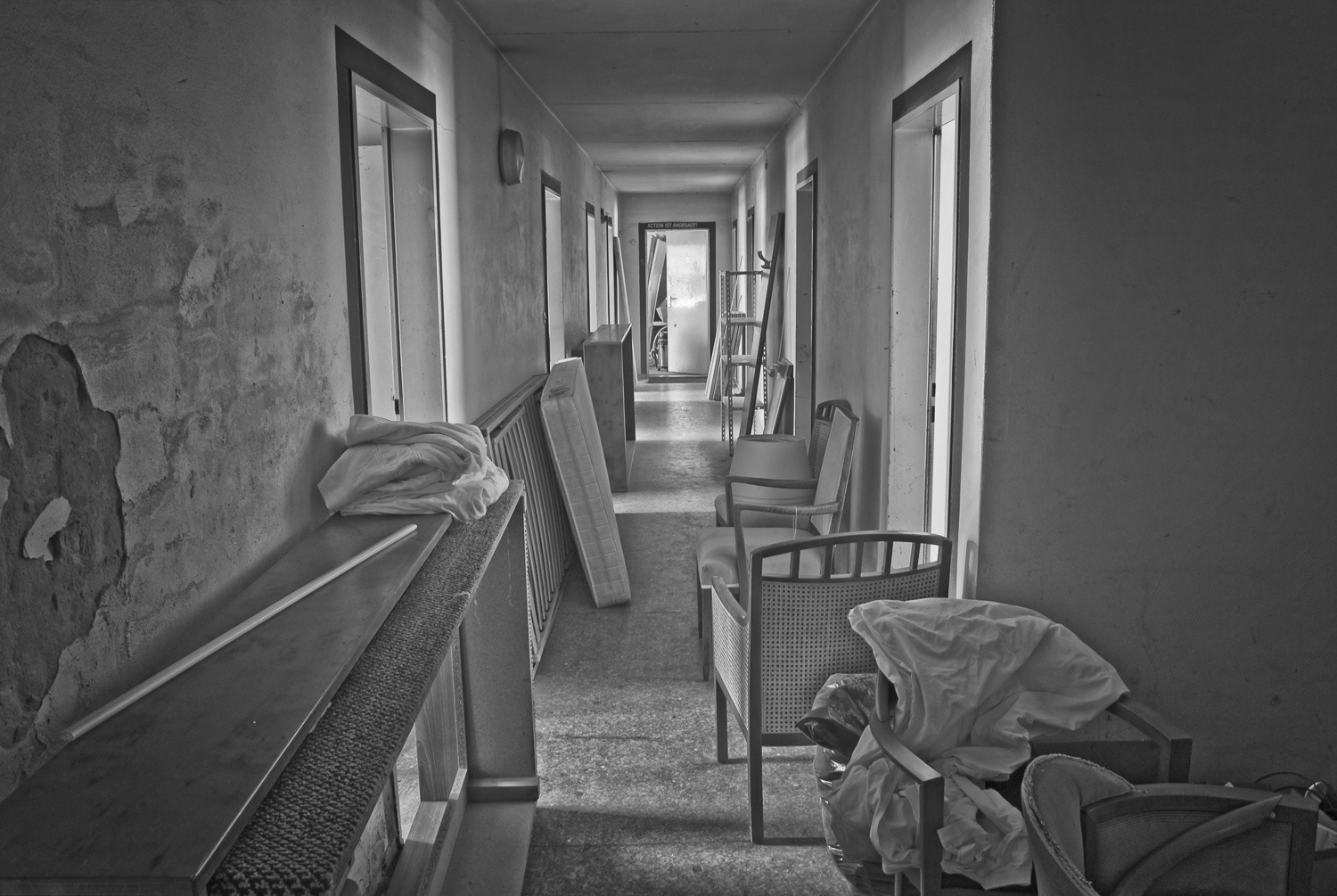 Fotoserie: Lost Places – alter Hotel-Flur; Lost Places Fotografie Hildesheim; Schwarz-Weiß; Verena Stürzebecher