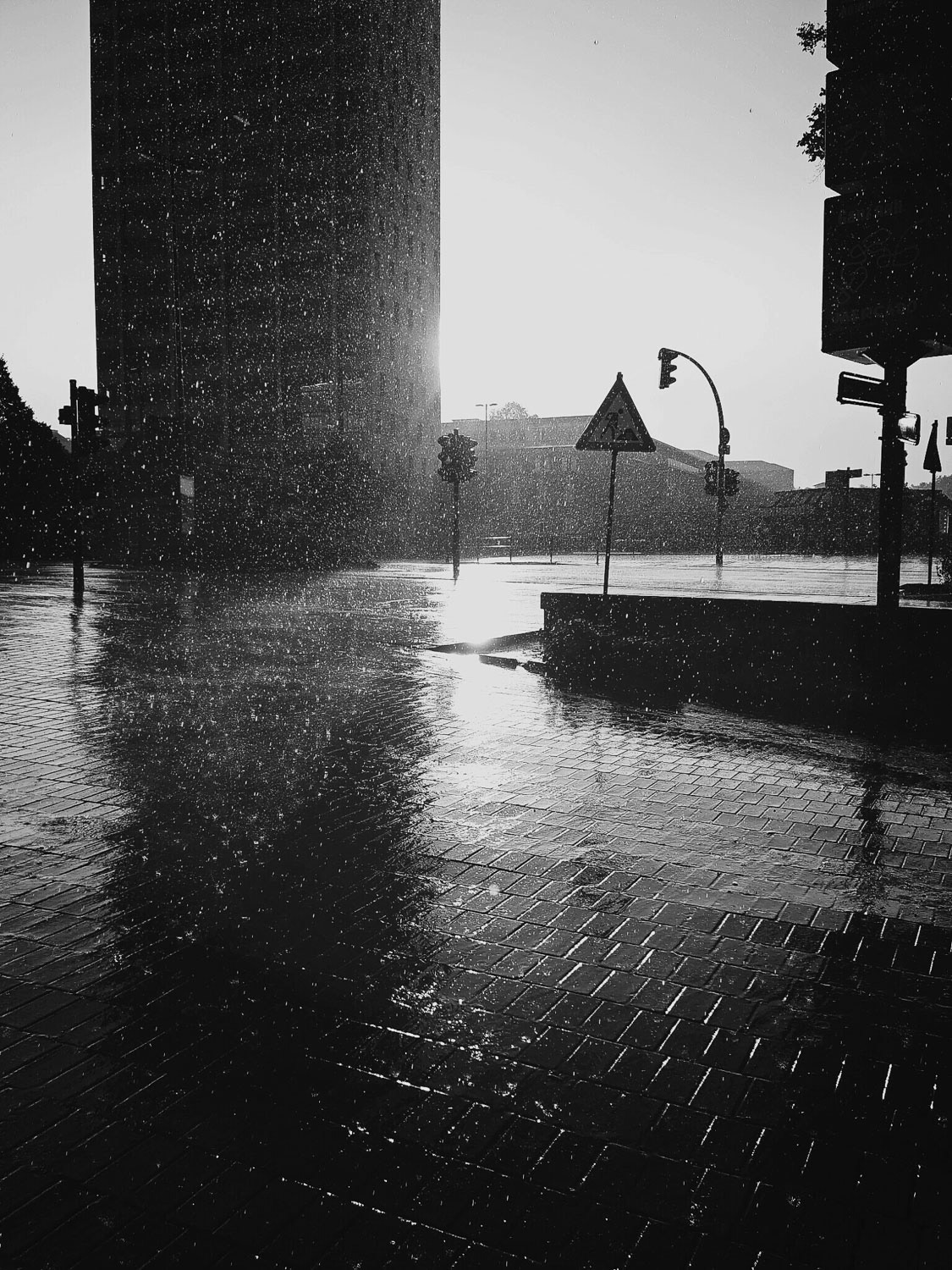 Regen in Hamburg Altona, Schwarz-Weiß, Urban Photography / Urbane Fotografie von Verena Stürzebecher