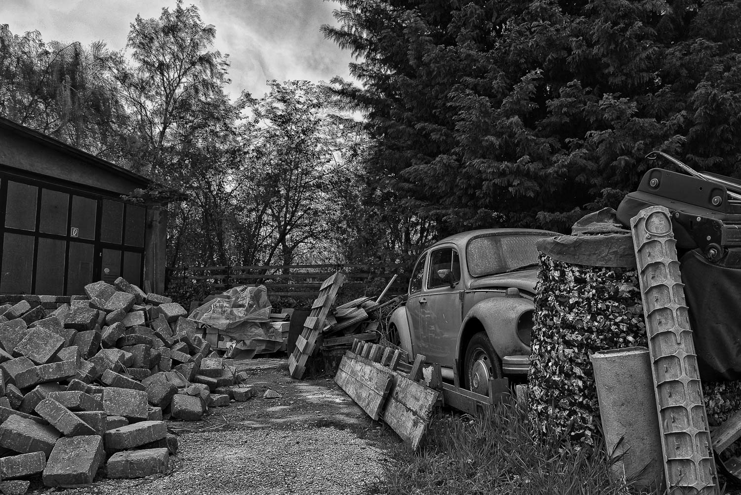 Fotoserie: Lost Places – VW Käfer, Backsteine; Lost Places Fotografie Hildesheim; Schwarz-Weiß, HDR; Verena Stürzebecher