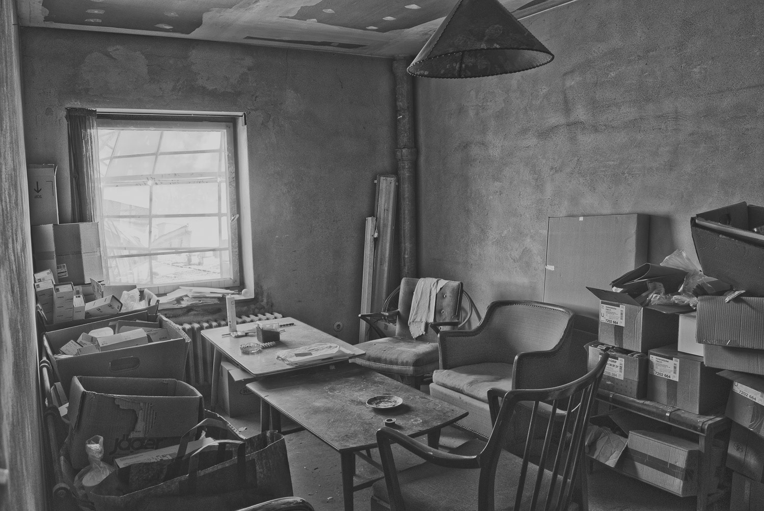 Fotoserie: Lost Places – altes Hotel-Zimmer; Lost Places Fotografie Hildesheim; Schwarz-Weiß; Verena Stürzebecher