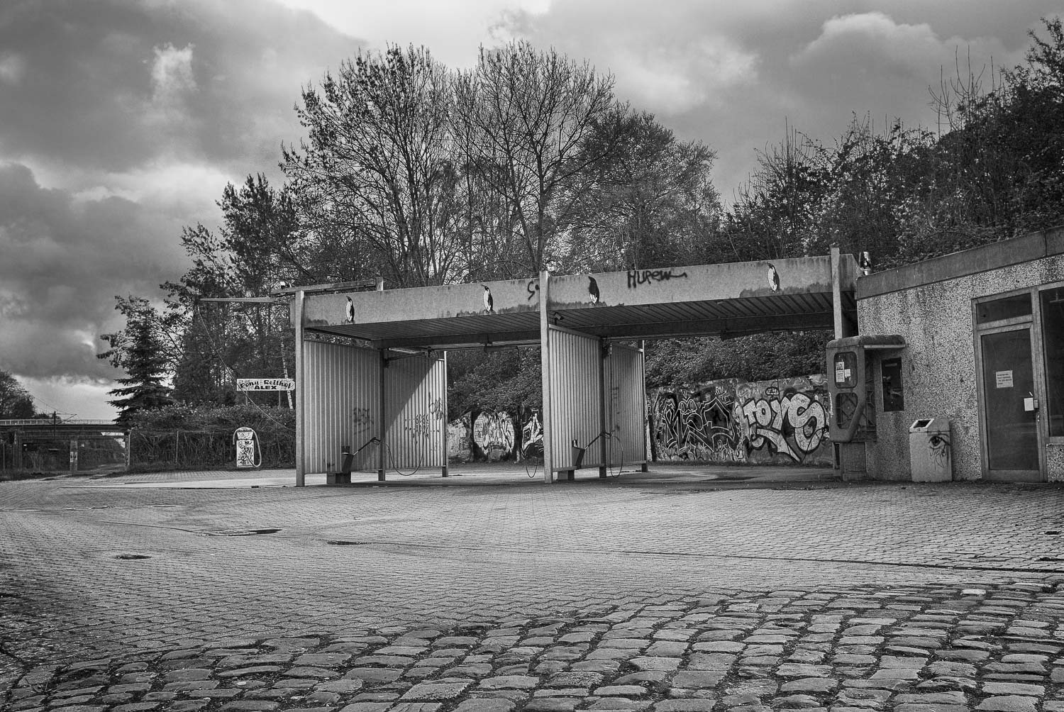 Fotoserie: Lost Places – alte Tankstelle; Lost Places Fotografie Hildesheim; Schwarz-Weiß, HDR; Verena Stürzebecher