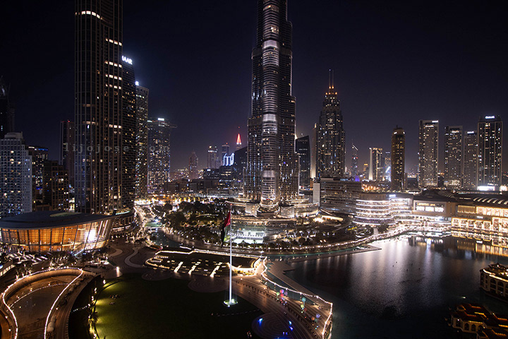 Dubai’s Nighttime Elegance – A Breathtaking View of Burj Khalifa and the Cityscape