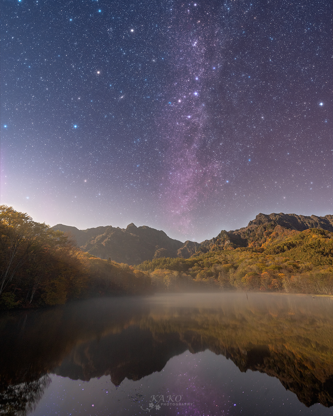 鏡池の紅葉と星空 - Autumn leaves and star reflections in the mountains -
