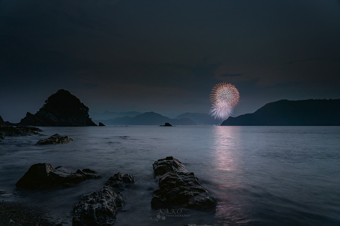 「花一輪」- One flower on the sea at night -