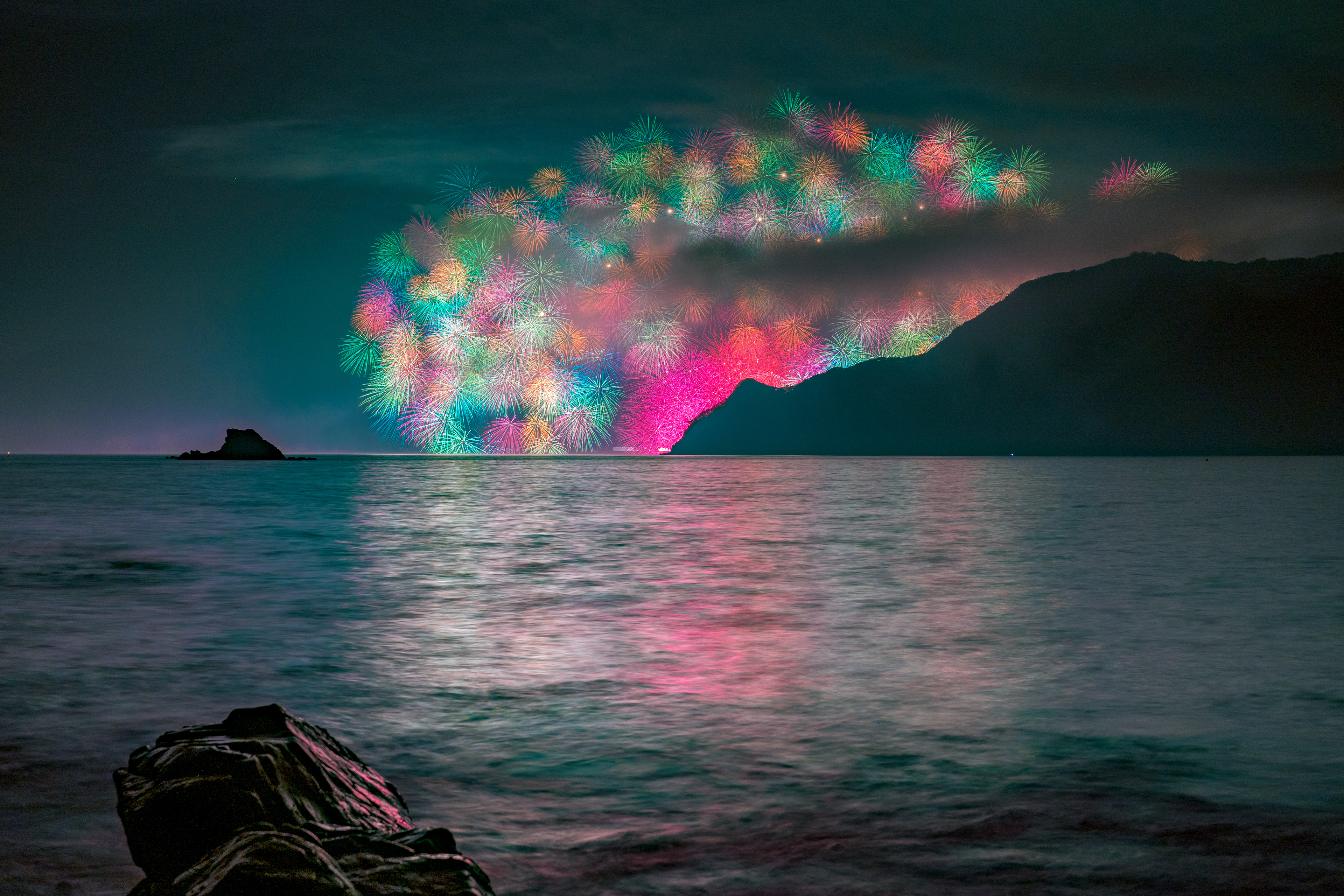 「紀北の海に煌めく彩雲孔雀彩色千輪」- Athousand rainbow-coloredvchysanthemum fireworks -