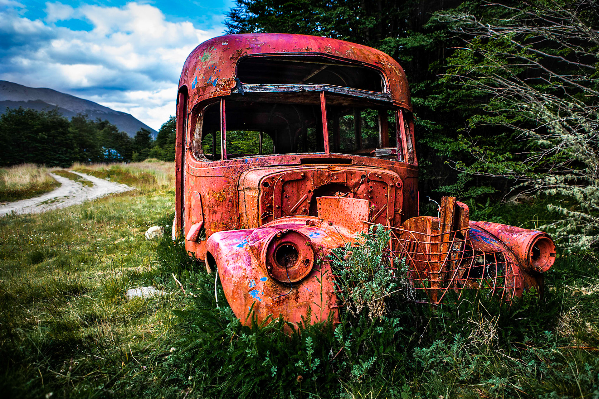 Ônibus  abandonado na Hosteria Petrel, Lago Escondido