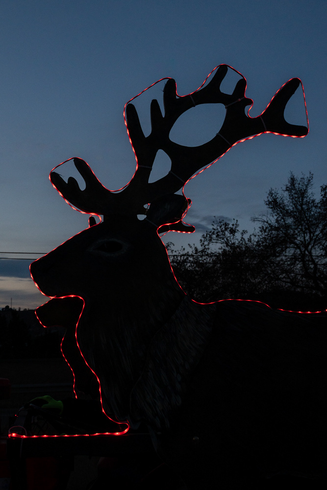 És un capvespre en color. Les siluetes de dos cérvols de cartró estan contornejades per uns leds