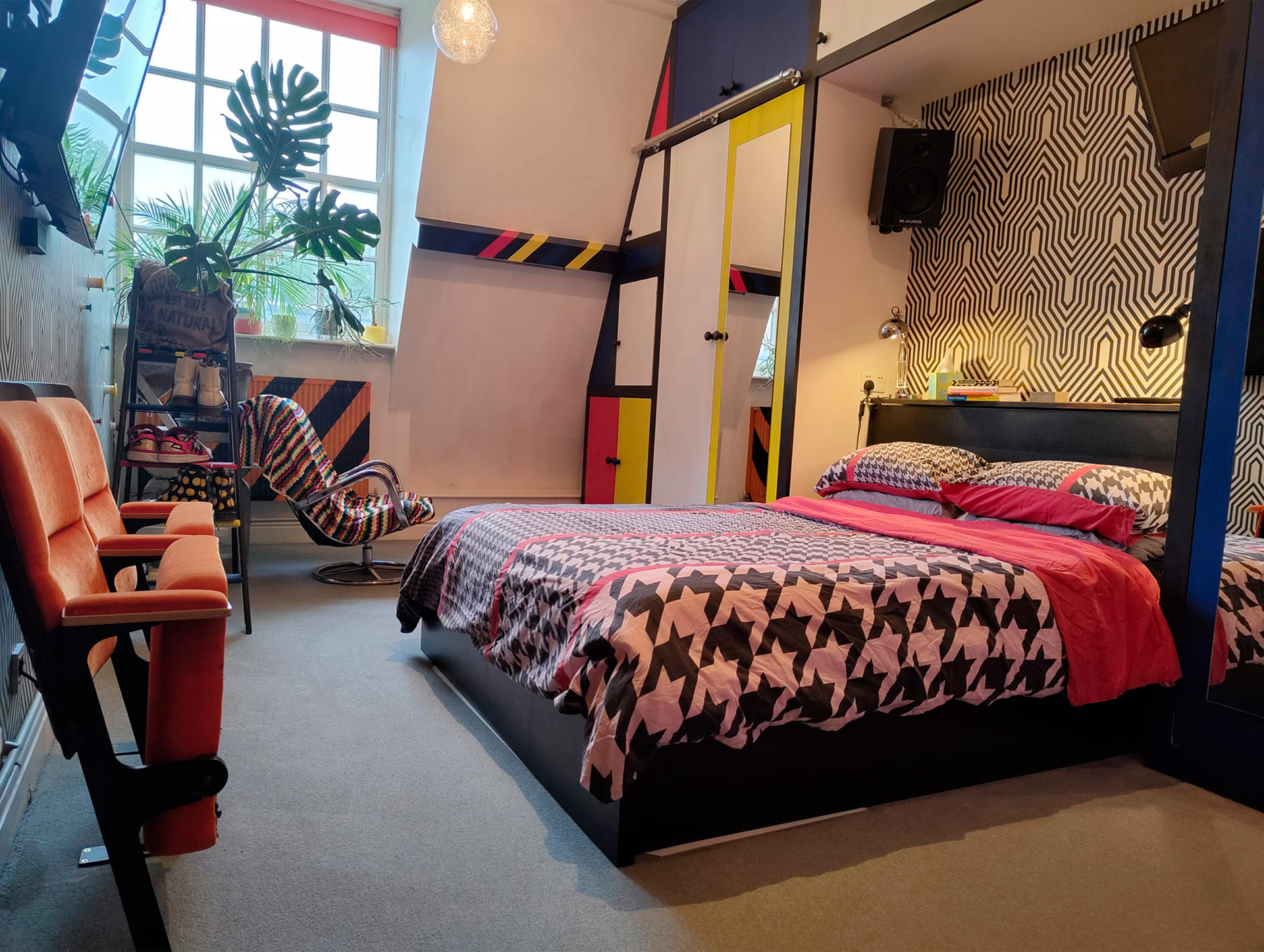 Bedroom - with vintage original cinema seats