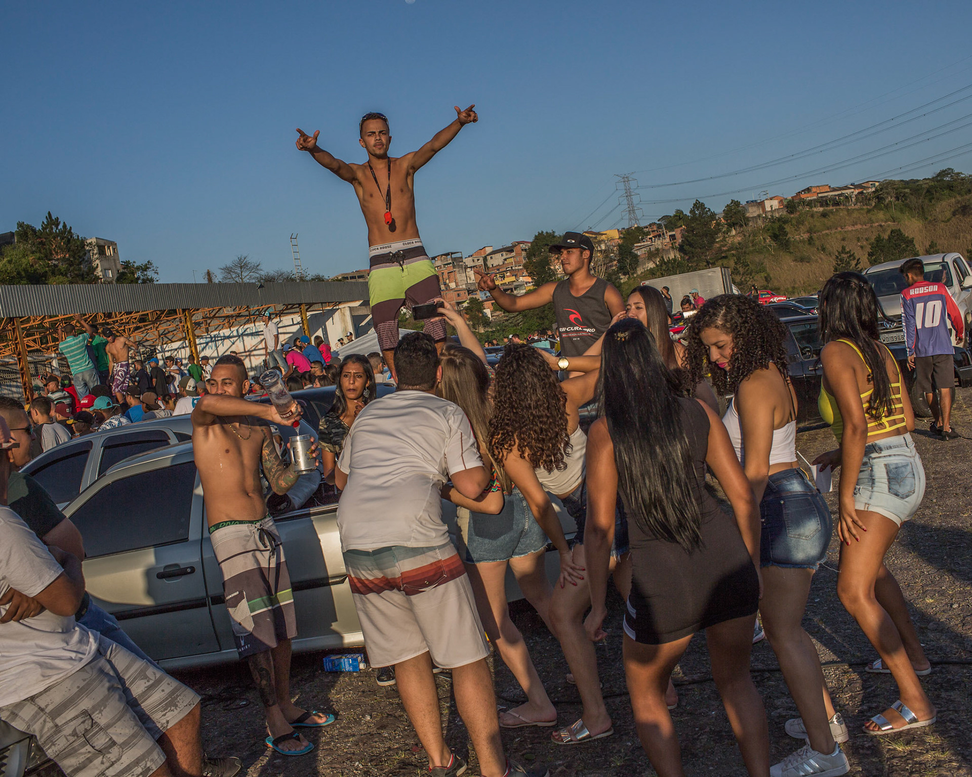SÃO PAULO, SP, BRASIL, 03-09-2017 :  Young audiences dance to the sound of Brazilian funk, consume alcoholic beverages and have fun at the burnout event in the Parelheiros neighborhood, on the outskirts of the city of São Paulo, Brazil, on September3, 2017. Burnout in Brazil is illegal, with no rule that regulates these sport, people practice that in hidden places. Here on the outskirts of São Paulo, sportist mix with audience, mostly young people, some 18 years old or less complete, they drink alcohol to the rhythm of Brazilian funk when coming out of powerful speakers in an old disabled bus garage.In an improvised arena modified antique cars burn their tires and make the smoke rise. Organized teams come from several nearby cities and neighborhoods of São Paulo to participate, most of them are  runners of urban streak, who flee from the police. - (Photo: Rodrigo Capote)