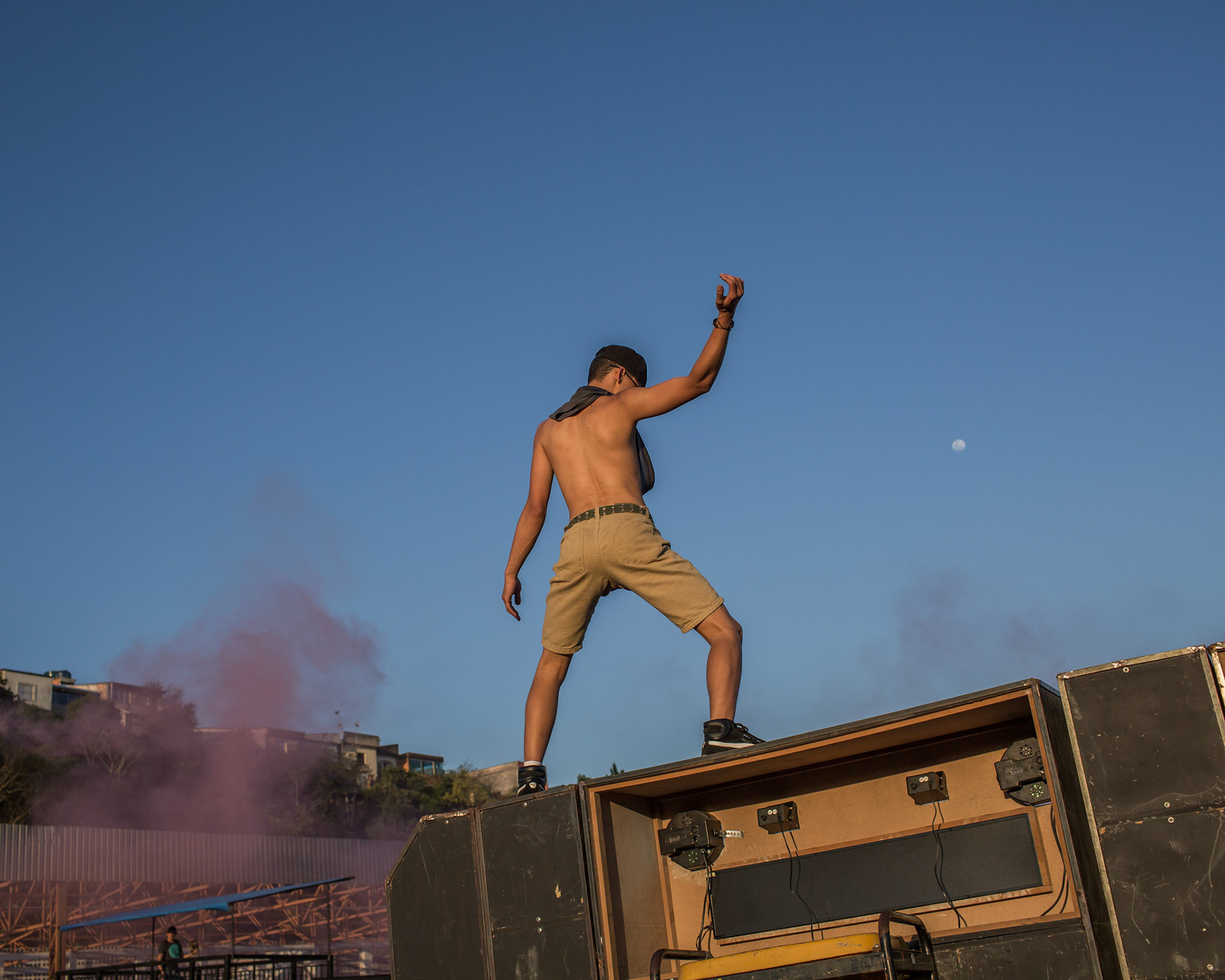 SÃO PAULO, SP, BRASIL, 03-09-2017 :  Young dance to the sound of Brazilian funk and have fun in the burnout event in the neighborhood Parelheiros, on the outskirts of the city of São Paulo, Brazil, on September 3, 2017. Burnout in Brazil is illegal, with no rule that regulates these sport, people practice that in hidden places. Here on the outskirts of São Paulo, sportist mix with audience, mostly young people, some 18 years old or less complete, they drink alcohol to the rhythm of Brazilian funk when coming out of powerful speakers in an old disabled bus garage.In an improvised arena modified antique cars burn their tires and make the smoke rise. Organized teams come from several nearby cities and neighborhoods of São Paulo to participate, most of them are  runners of urban streak, who flee from the police. - (Photo: Rodrigo Capote)