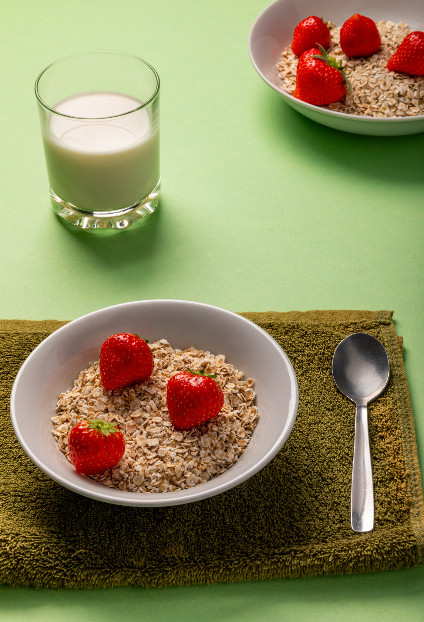 A bowl of rolled oats with strawberies