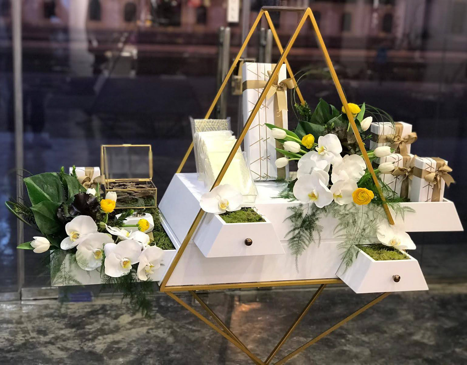 ivy chocolates & flowers Dazza