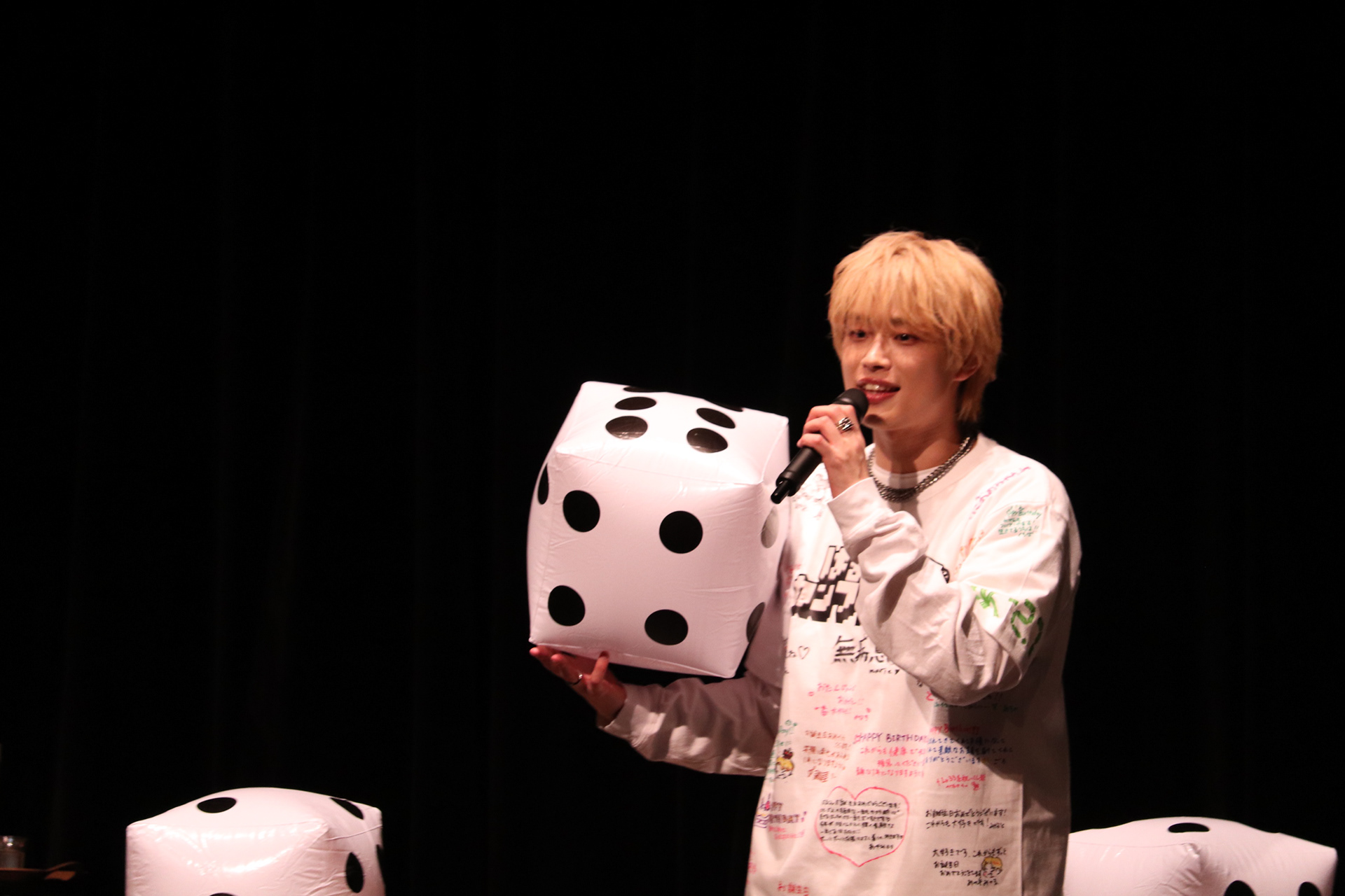 ビックサイズのサイコロを回します🎲