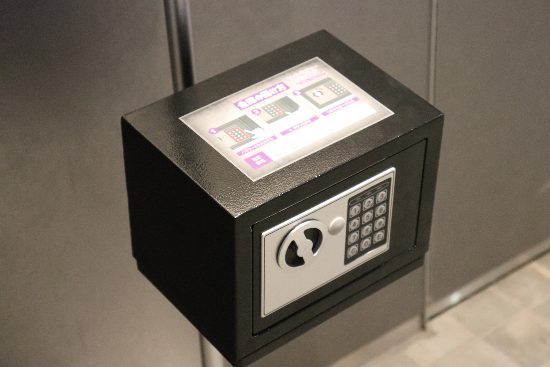 謎を解いた正解者のみが開けることができる金庫