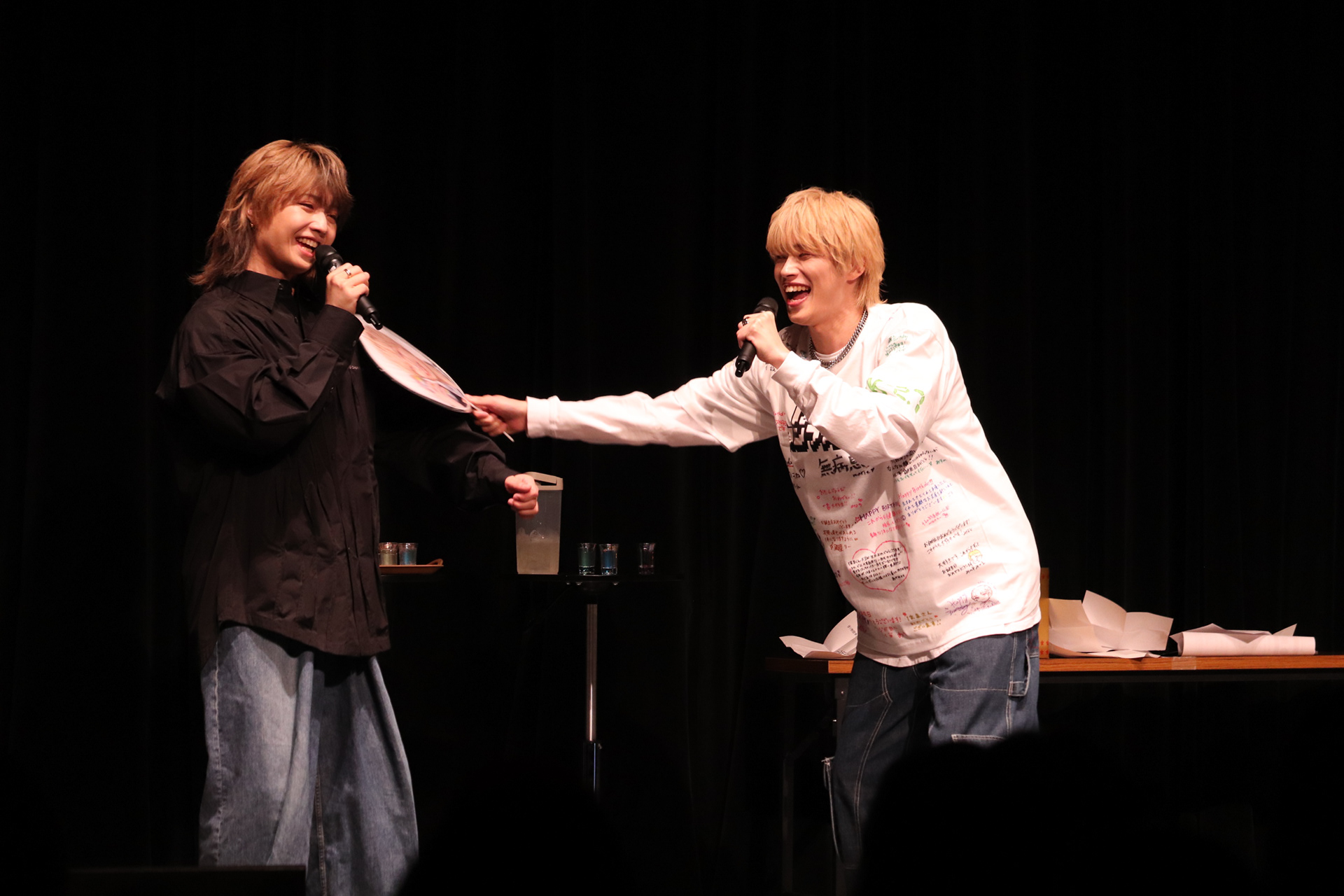 借り物の『うちわ』を見せびらかす濱さん
