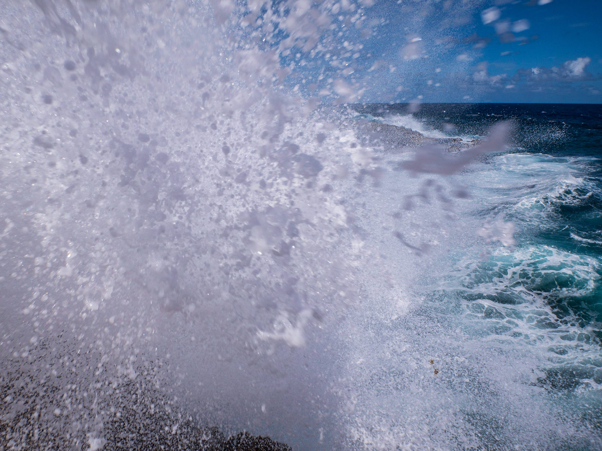 Lens-killing wave at Shete Boka Curacao