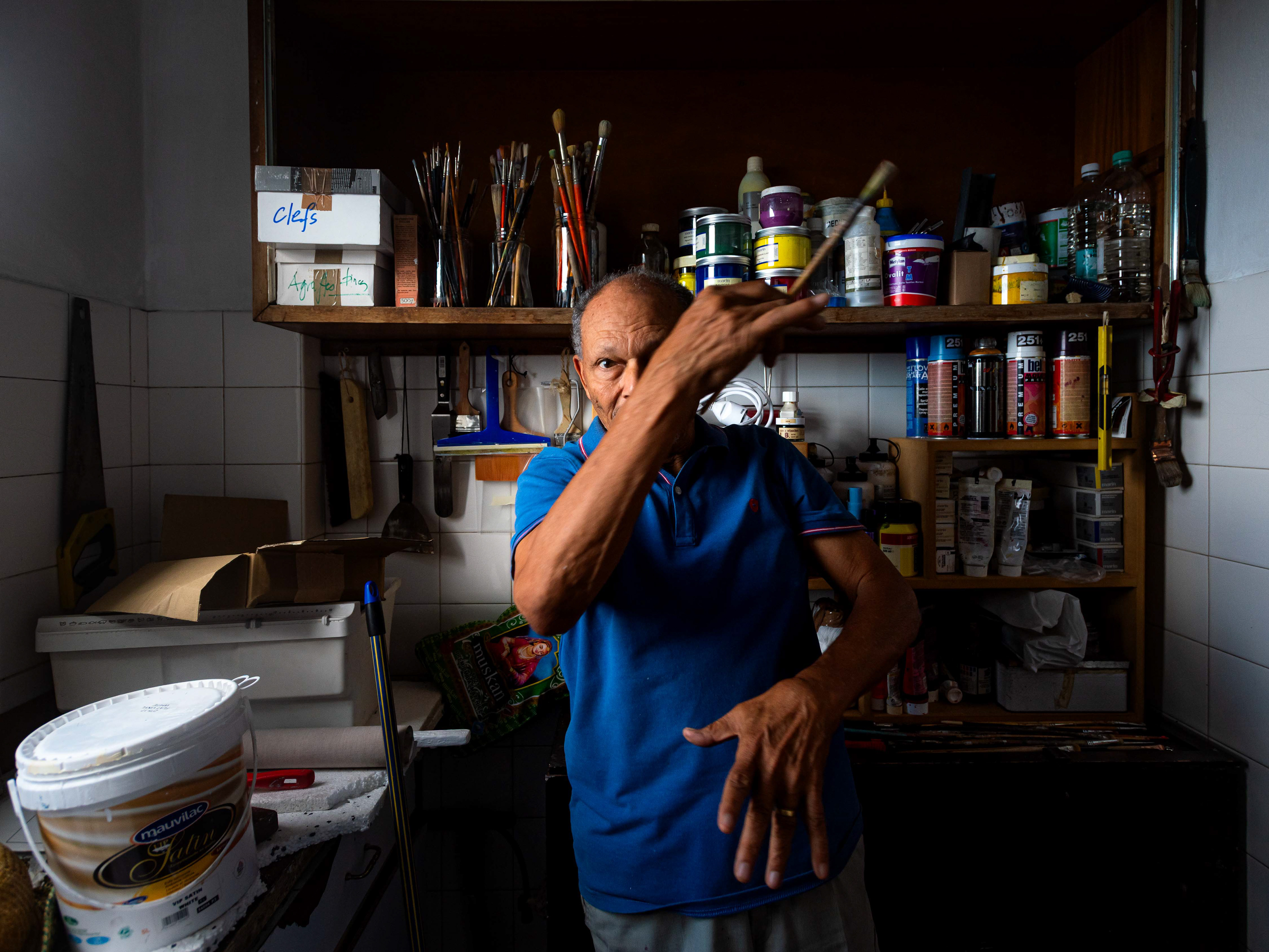 Portrait de l'artiste plasticien et photographe Pierre Argo dans son atelier de Rose-Hill. Maurice 2017