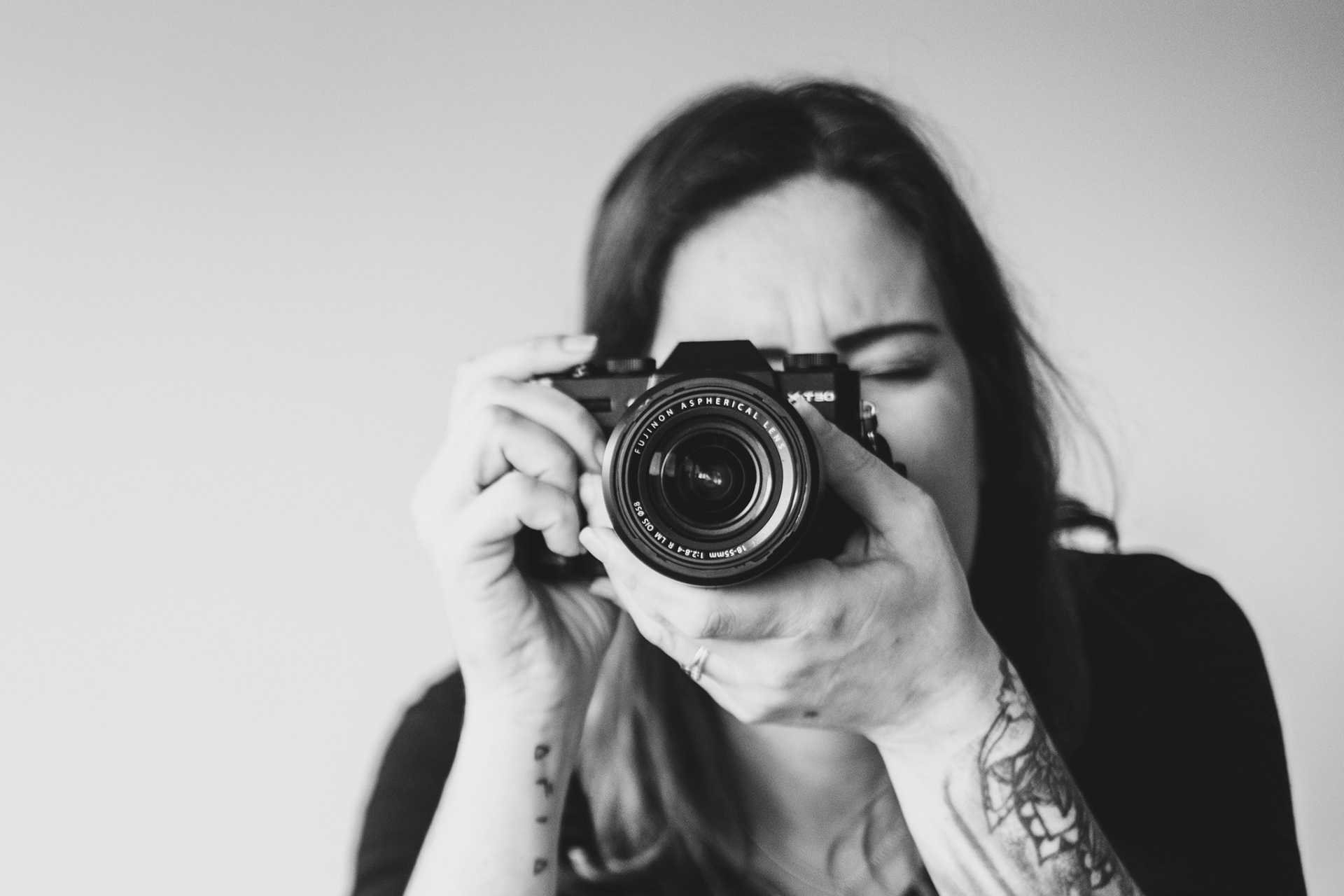 Portrait de Natacha Brunelli, photographe passionnée à Villerupt, en lumière naturelle, appareil photo en main et regard chaleureux
