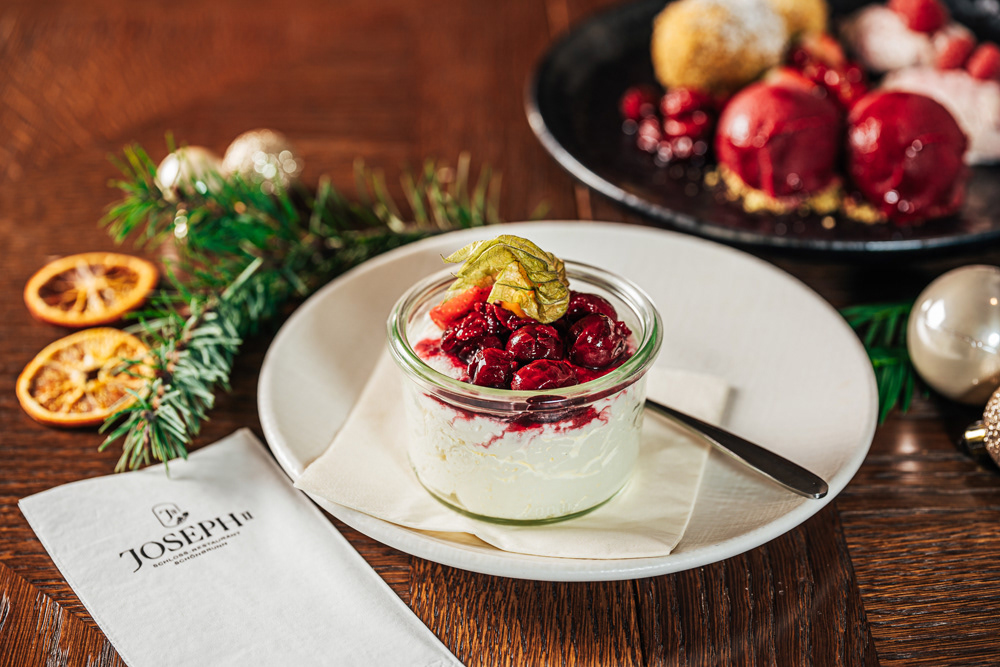 Seasonal dessert styling for Joseph II – a festive touch with fresh berries and holiday spirit