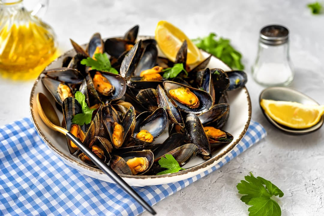 Mediterranean freshness – mussels with lemon and herbs