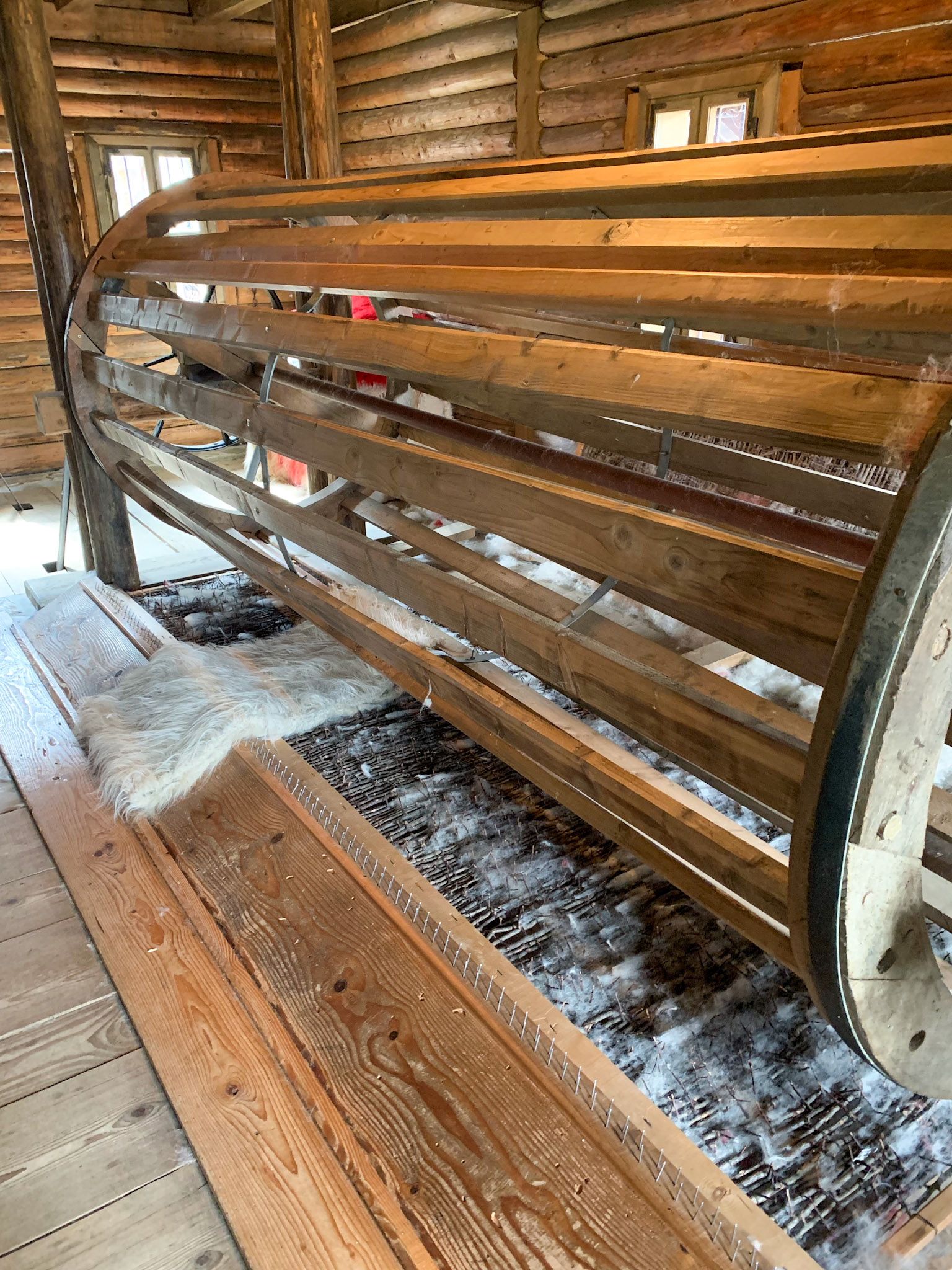 The nails constantly beat the wool