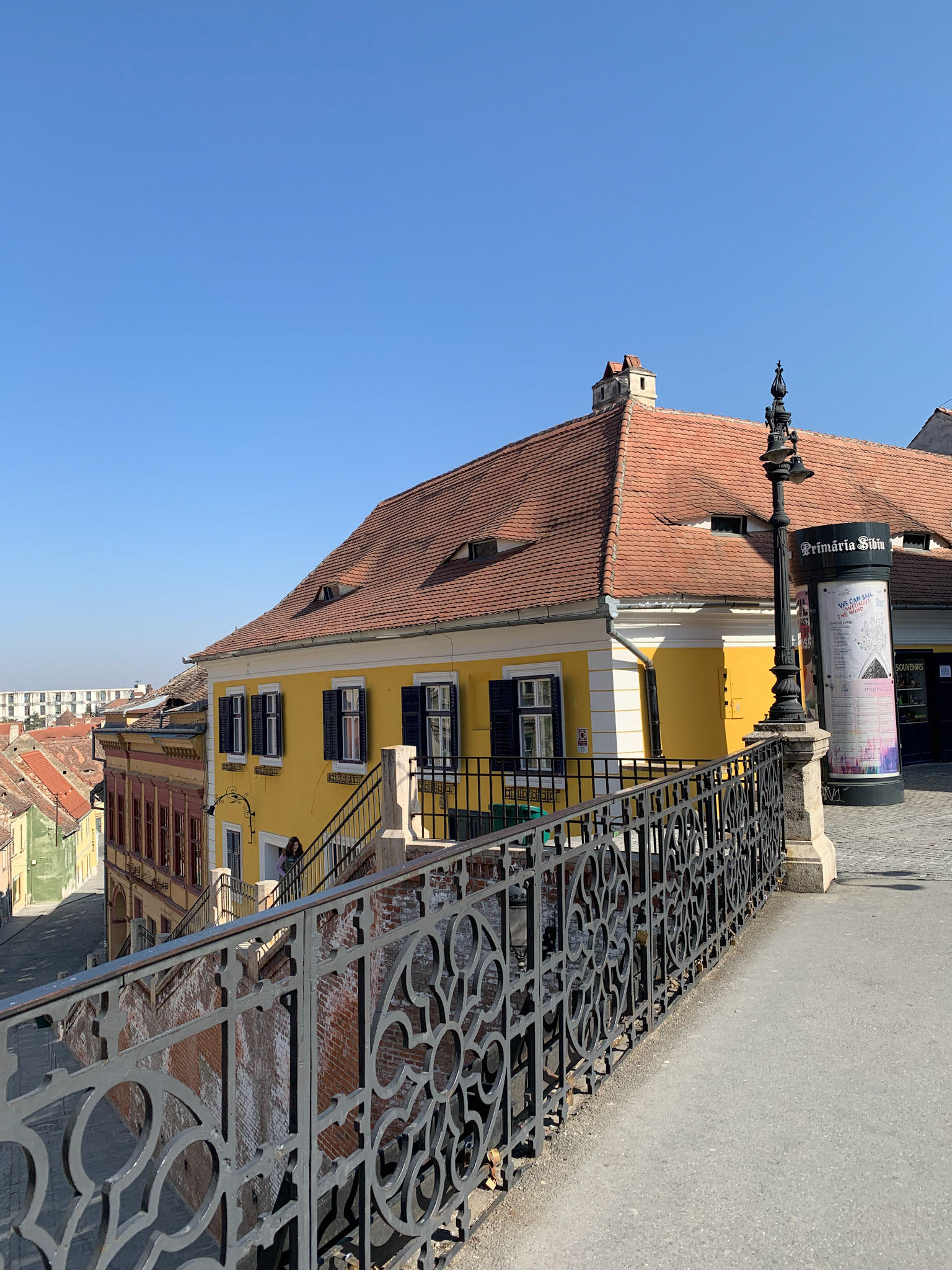 A lay bridge for pedestrians that has now come to be known as "the lie bridge" due to mistranslation, spawning many legends behind the name of the bridge.
