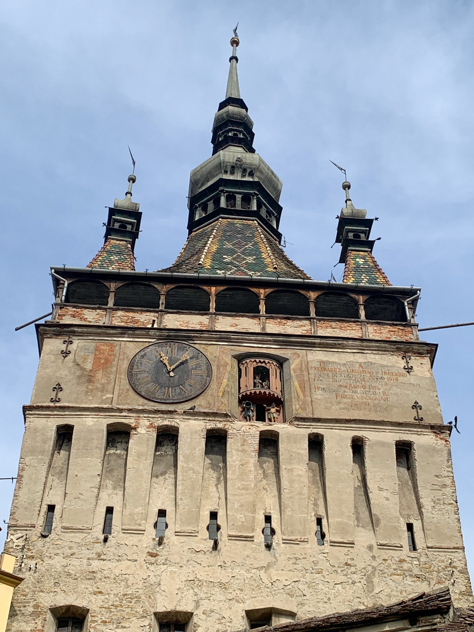 The facade facing the Lower City has different figurines, including an Executioner to warn invaders