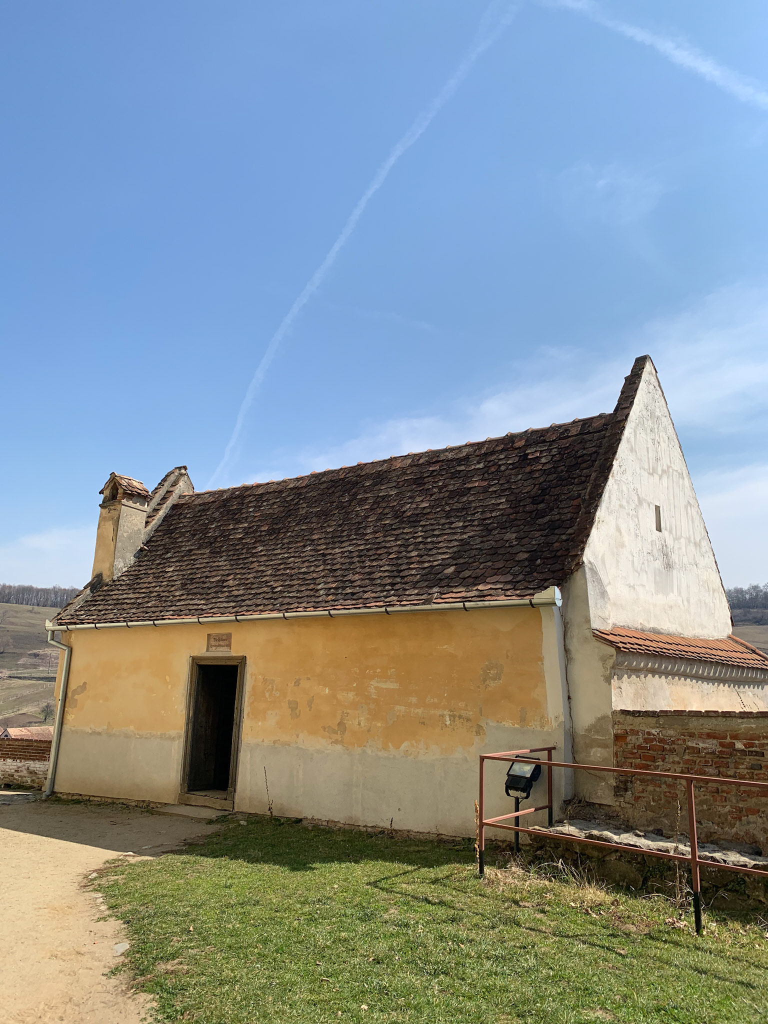 Not just an ordinary prison, legend has it that quarreling couples were locked in the prison with one bed and one set of utensils, forcing the couples to talk and eventually reconcile.