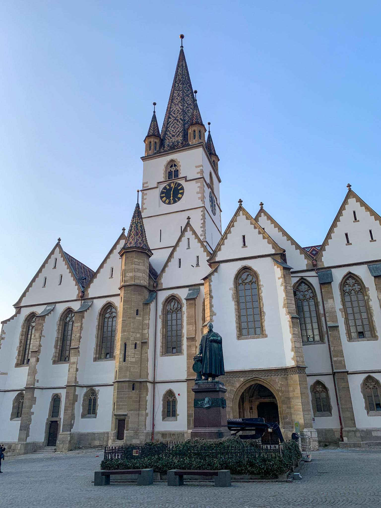 Built in 14th century on the location of a Roman church dating from the 12th centry, the church is one of the tallest in Transylvania. The four towers on the corner indicate that the church had the right to sentence to death