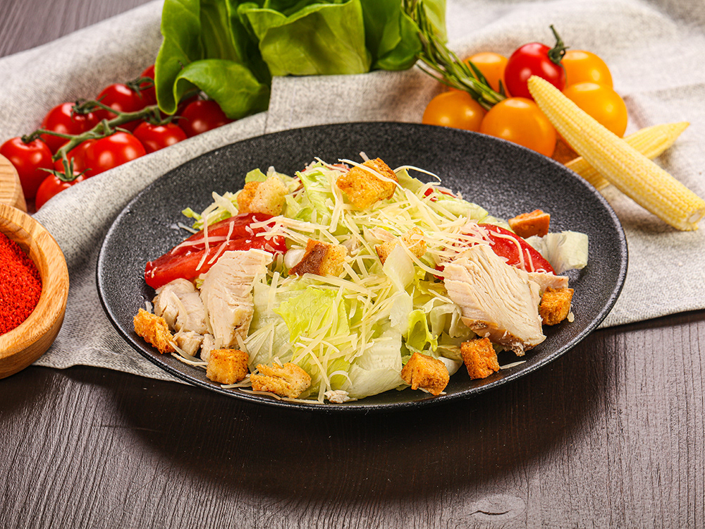 Салат Цезарь с курицей