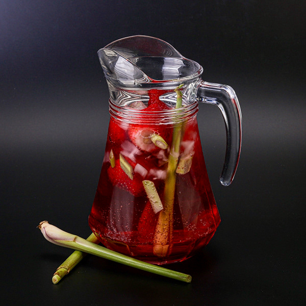 Лимонад с клубникой и лемонграссом