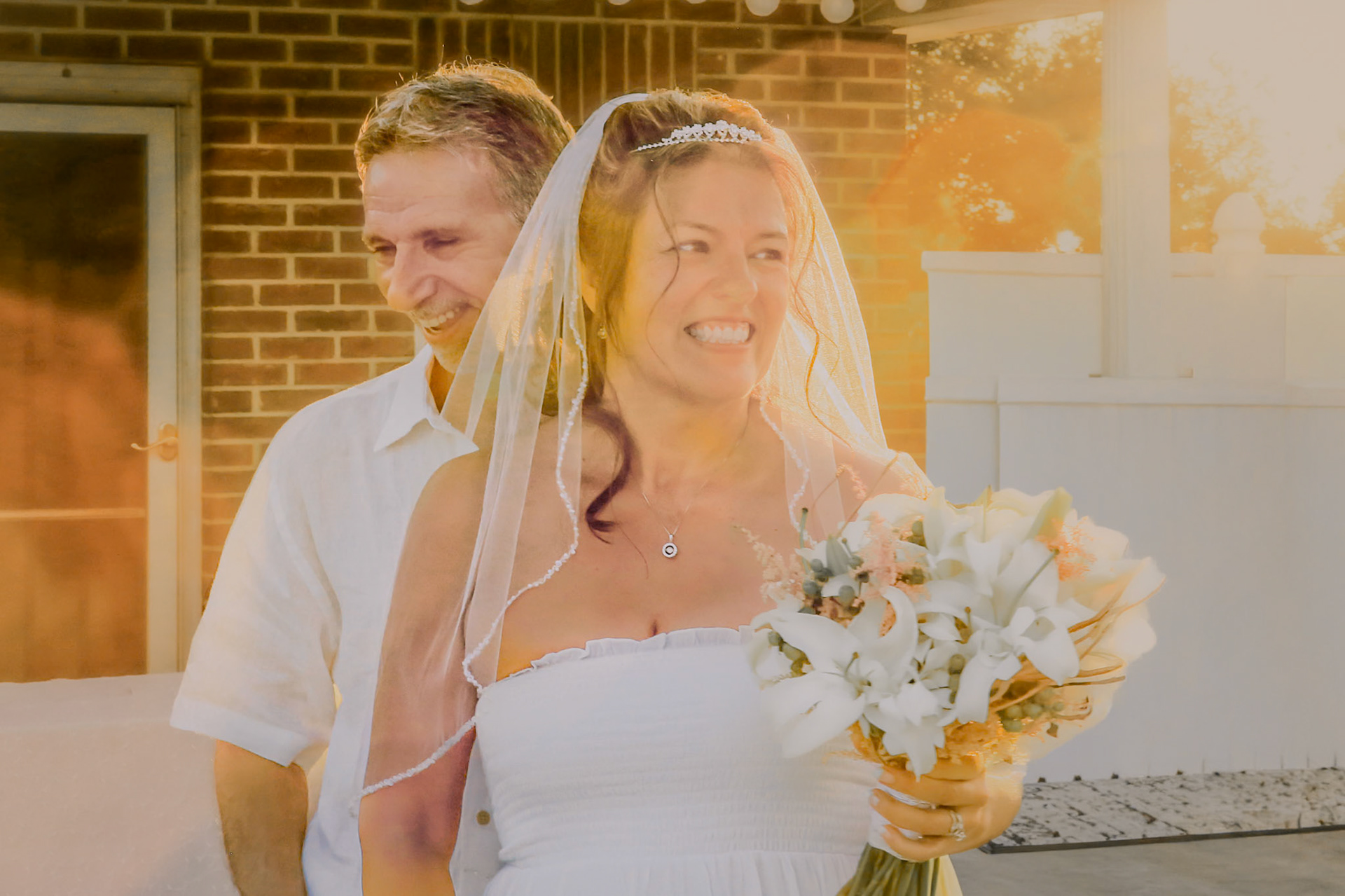 Atmospheric Glow | Leveraging golden hour expertise to frame a romantic, spontaneous snapshot.