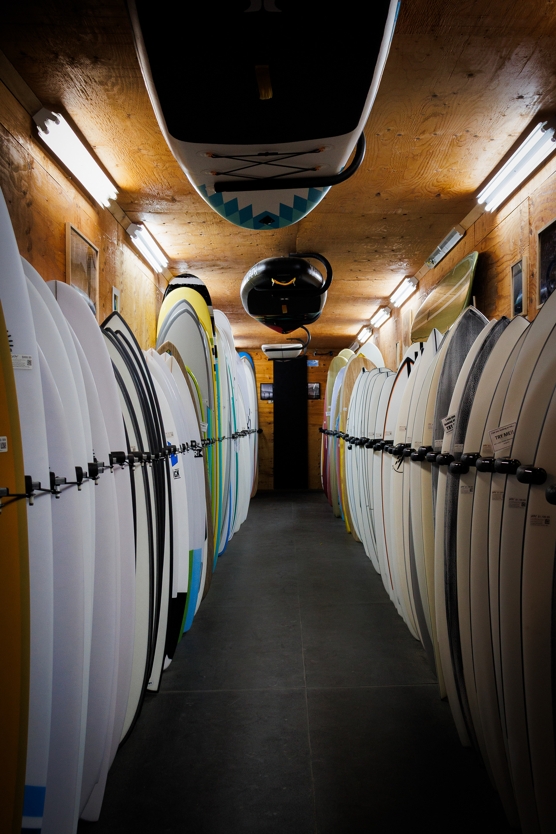 Surf Shop - ƛaʔuukʷiʔatḥ - Territoire de la Première Nation de Tla-o-qui-aht - Tofino, BC, Canada - 2023