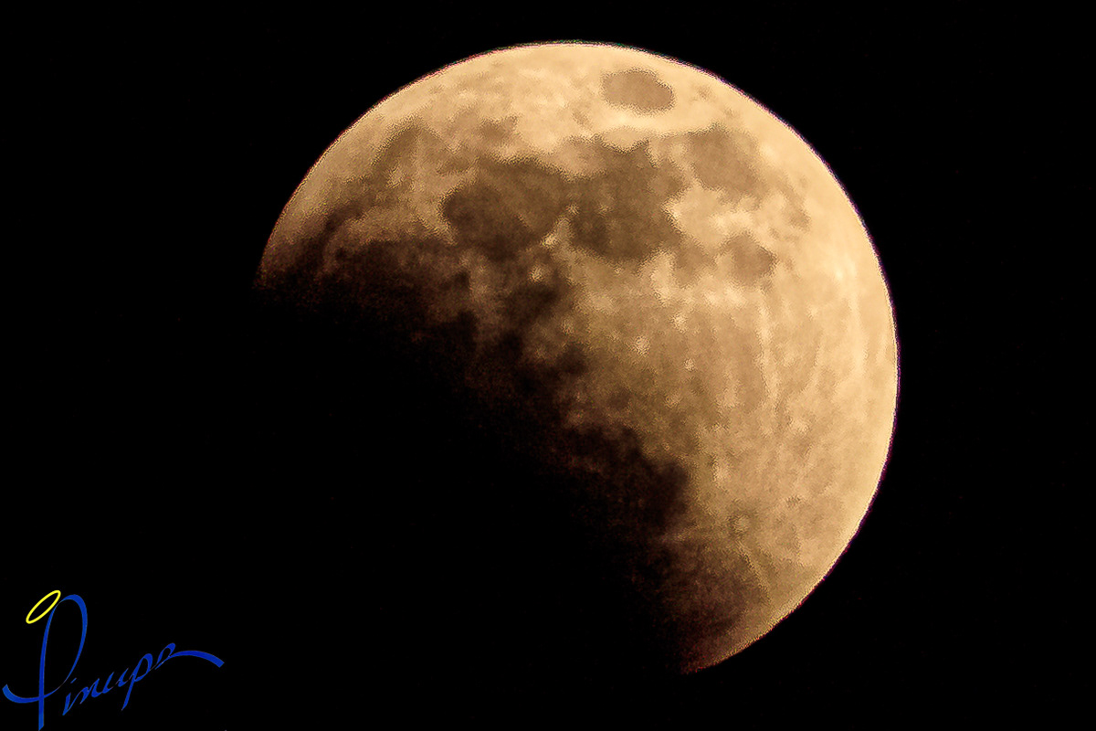 The night of the eclipse. yes I know this isnt eclipsed but with the "Portrait Equipment" I have thats a really good Photo
