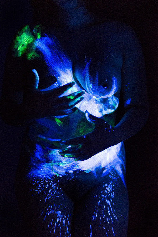 Qu’as-tu voulu exprimer à travers cette peinture ? Une libération, ce qui sort beaucoup en ce moment. C’est très drôle en fait de faire cette séance maintenant. Ça fait trois semaines que je me sens où je veux être dans mon corps et c’est passé par l’acceptation de beaucoup de choses.