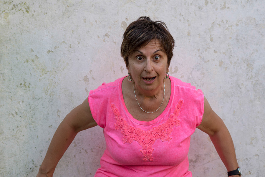 - Tu viens de prendre ta retraite tout récemment et je voudrais que tu m’expliques le chemin que tu as parcouru dans le monde du travail. - J’ai travaillé pendant quarante ans. Mon premier travail était dans une usine de velcro, de fermetures à velcro. Je travaillais à l’accueil. J’ai travaillé aussi pour ANCAP, une institution publique qui gère les carburants, entre autres. J’ai aussi travaillé dans un collège en tant que secrétaire. Quelques temps plus tard, j’ai eu la possibilité de passer un concours dans une radio qui s’appelait «Ta carrière et la radio». Ce n’est pas moi qui ai gagné le concours, mais grâce à cela, ils m’ont proposé un poste, en tant que journaliste.