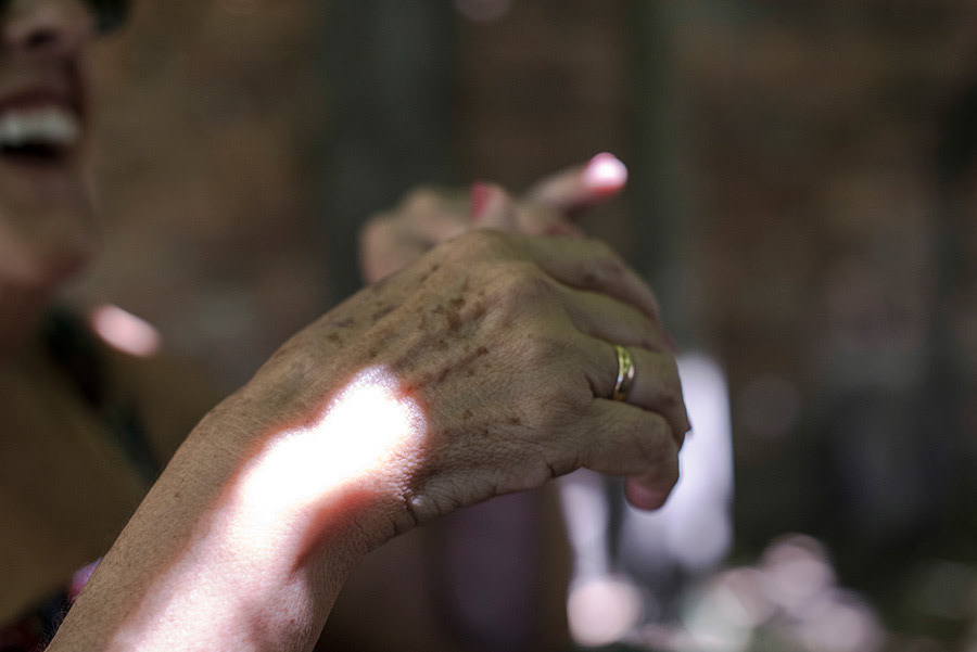 - Justement, tes enfants ont une place très importante dans ta vie et tu es investie dans les leurs. Par rapport à cette question du travail, quelle est ta vision de leurs chemins? - Je suis très fère d’eux. On a essayé de leur donner la meilleure éducation avec le peu de moyens que nous avions à l’époque. Ils se sont faits tous seuls à la vie, ils ont du chercher du travail pour continuer leurs études, certains ont été plus aventuriers et ont pris des chemins lointains hors du pays. Ils sont très responsables, travailleurs, honnêtes, solidaires. Bien-sûr, ils ont des hauts et des bas comme tout le monde, mais toujours avec cette volonté d’aller plus loin et ne jamais baisser les bras et toujours entourés de beaucoup d’amour.