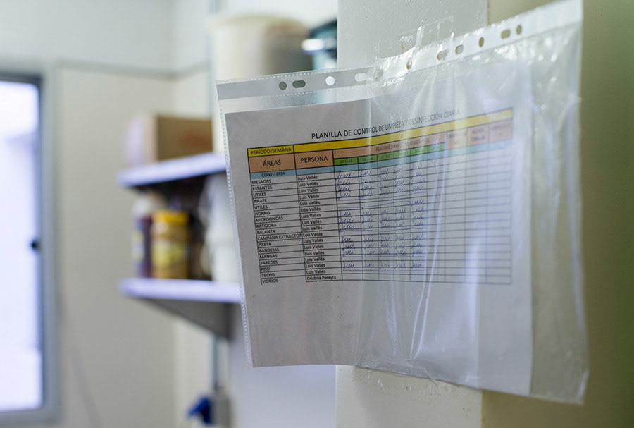 Je travaille dix heures par jour du lundi au jeudi et le vendredi, je travaille huit heures et puis j’ai tous les week-ends libres. Ce n’était pas le cas dans mon ancien travail, c’est une des raisons pour lesquelles j’ai changé. - As-tu beaucoup de patients qui viennent te consulter? - À l’heure actuelle, j’ai cinq patients. Mon désir serait d’en avoir trois par jour. Ce serait le minimum. Sept serait pour moi l’idéal pour pouvoir envisager d’arrêter le travail à la boulangerie.