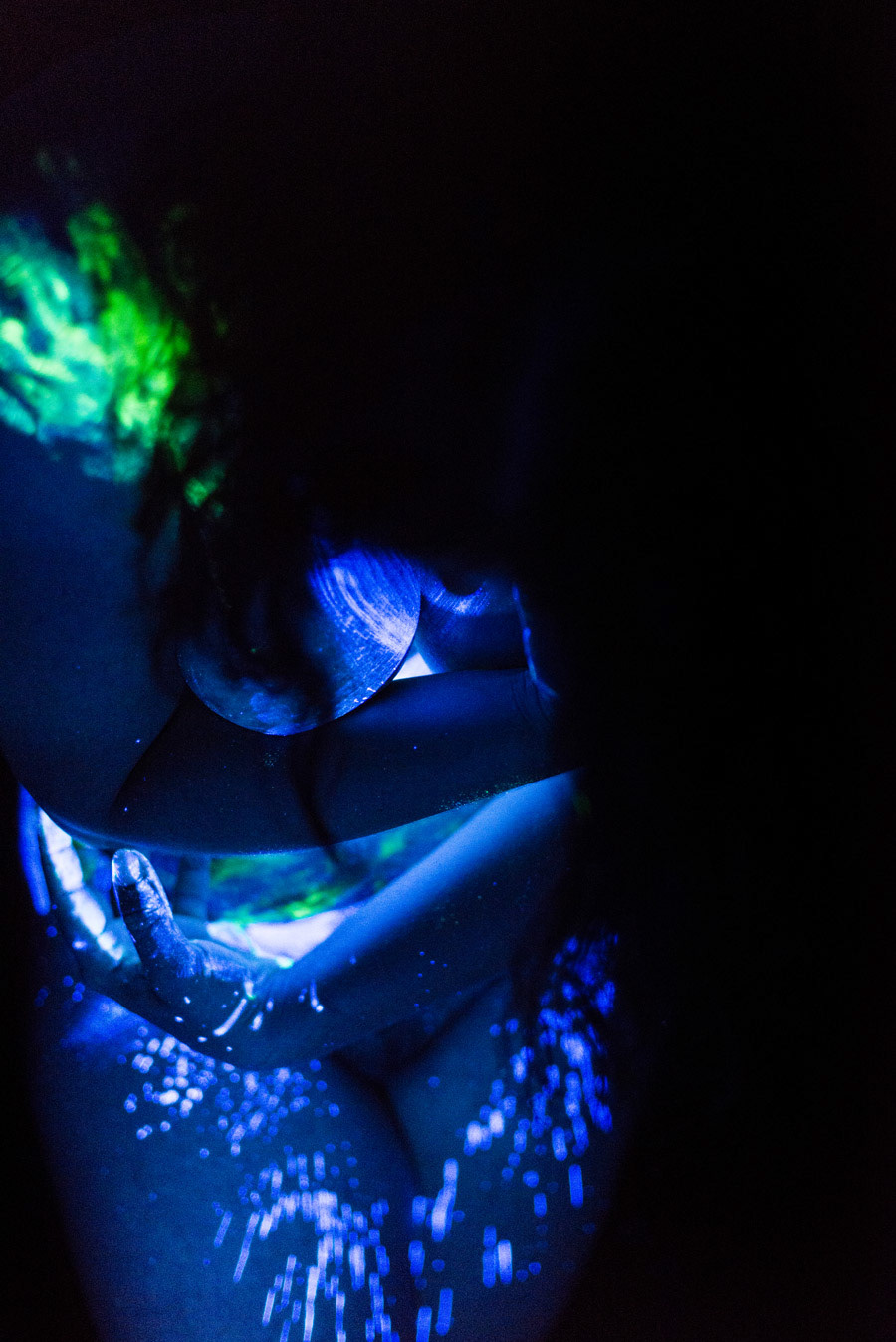 J’ai toujours été seule, depuis petite en fait. J’ai grandi avec ma mère, j’ai eu cette habitude de devoir être suffsante et de devoir, même petite, ne compter que sur moi- même. De devoir être indépendante et... De devoir être forte, comme ça. C’est comme ça, on est fort. Parce qu’il n’y a pas le choix.