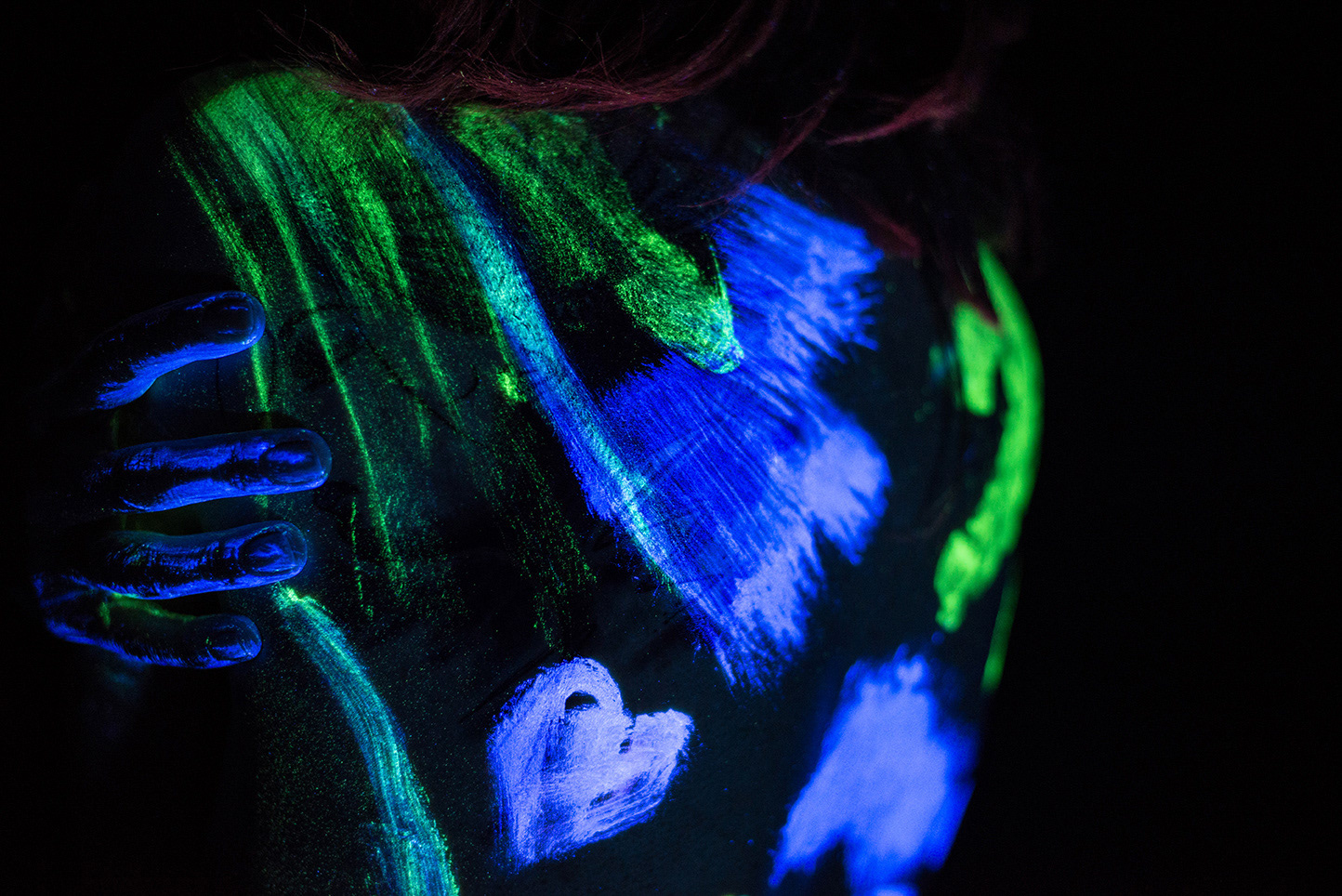 Moi je n’ai rien. Je m’ai moi. Je m’aime, mais je ne suis pas sûre d’être dans le bon corps. J’aimerais bien être dans un autre corps, en bonne santé. Bon, je le décore quand-même !