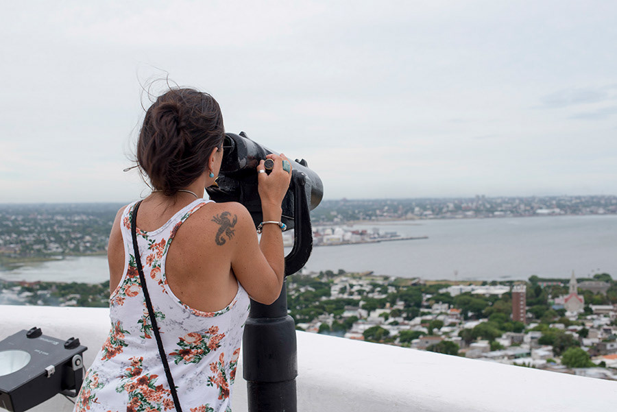 Après le décès de mon père, j’ai décidé de rentrer en Uruguay. J’ai du recommencer à partir de zéro. Pendant six mois, j’ai travaillé dans un salon de coiffure. Plus tard, j’ai trouvé un autre travail dans une agence immobilière. J’ai beaucoup aimé mon travail dans la communication, raison pour laquelle, j’ai décidé de reprendre mes études dans ce domaine. J’ai obtenu une licence en science de la communication. Quelques temps plus tard, j’ai eu l’opportunité de rejoindre l’administration publique au sein de la faculté de médecine, encore une fois en tant qu’assistant comptable, c’est toujours mon emploi actuel.